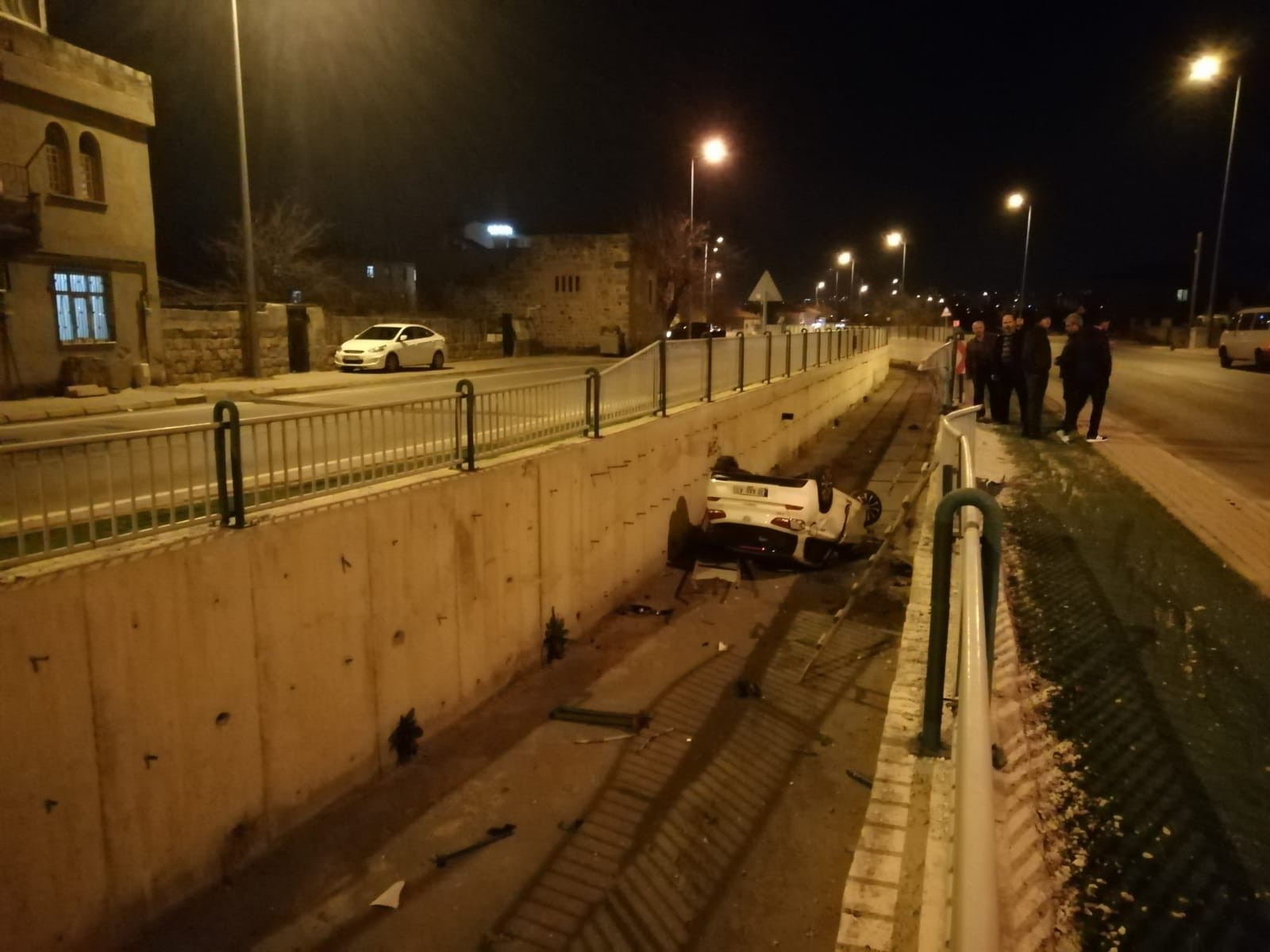 Otomobil kanala uçtu: 1 yaralı