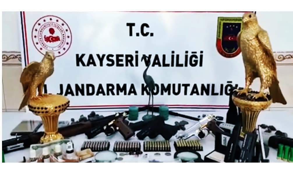 Jandarma 1 milyon euro değerinde 2 altın heykel ele geçirdi