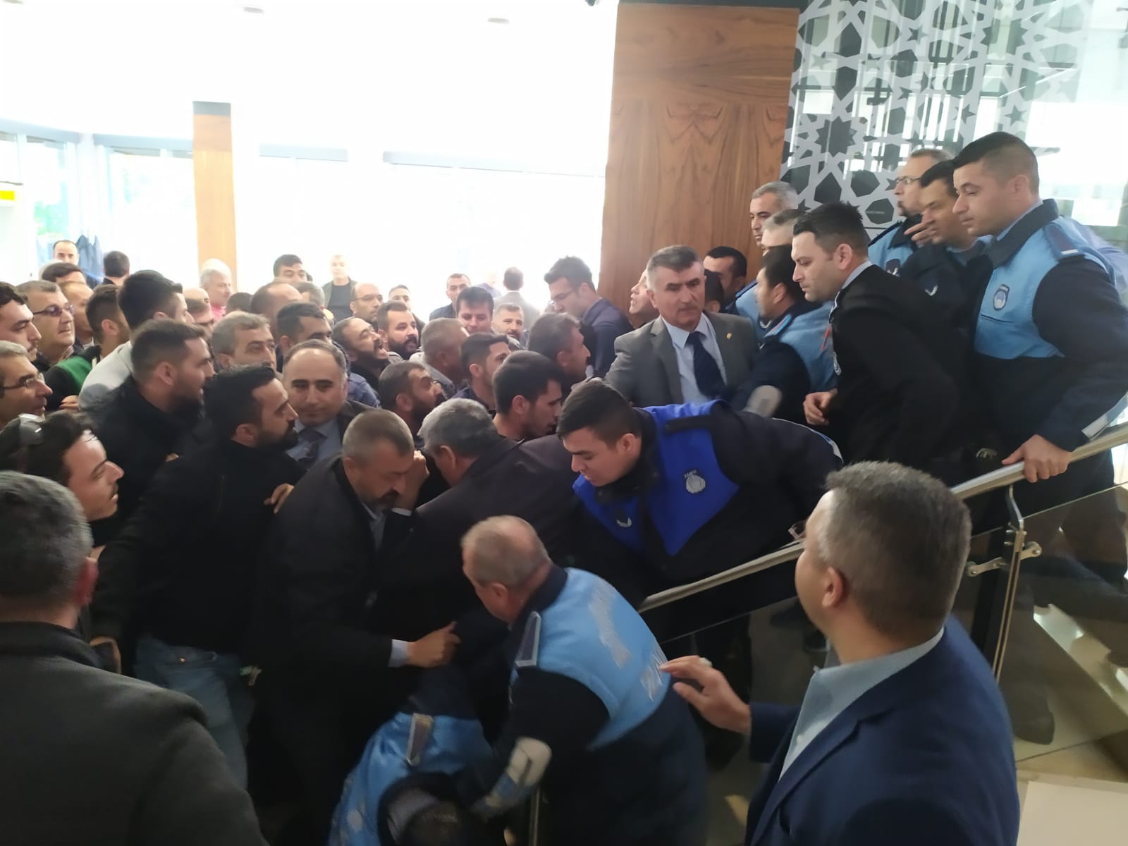 ESNAF İSYAN ETTİ, BÜYÜKŞEHİR MAĞDURİYET YOK DEDİ!