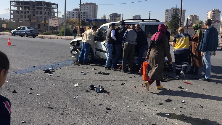 Kayseri-Sivas yolunda trafik kazası: 5 yaralı