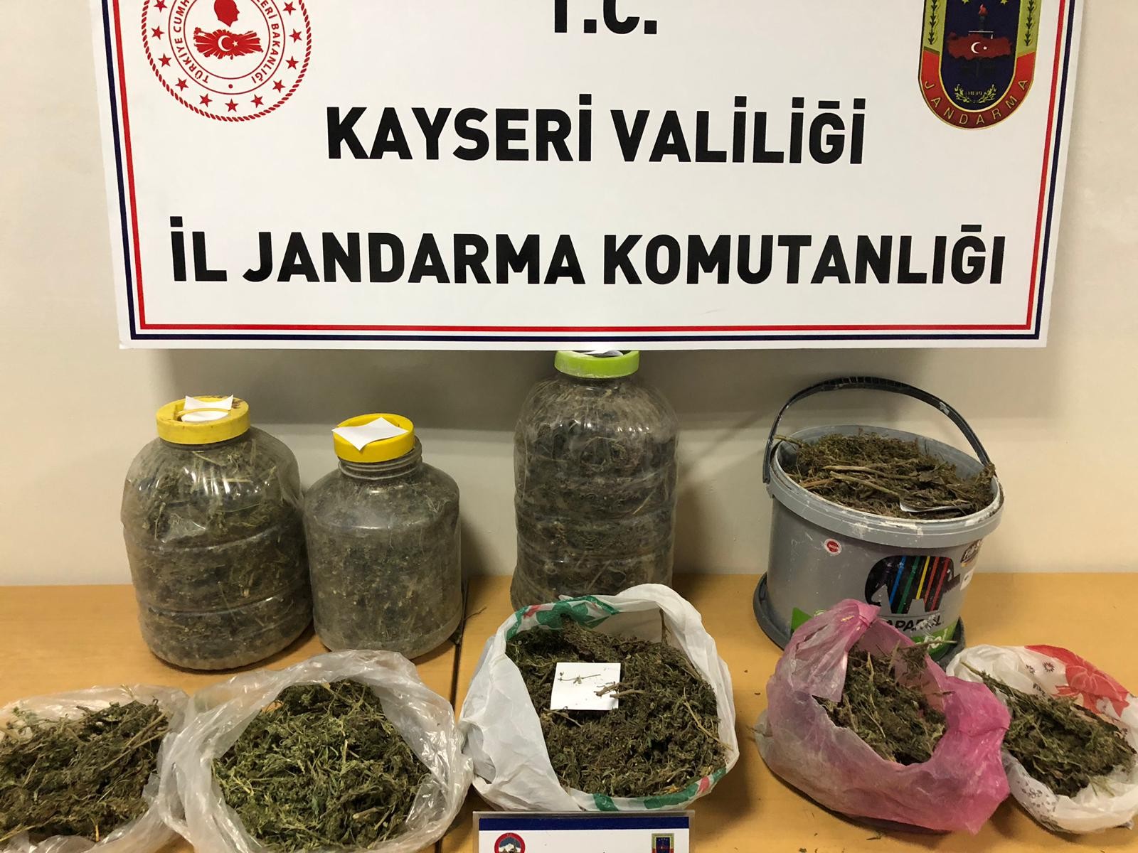 Yaşlı çift, 22 kilo esrarla yakalandı