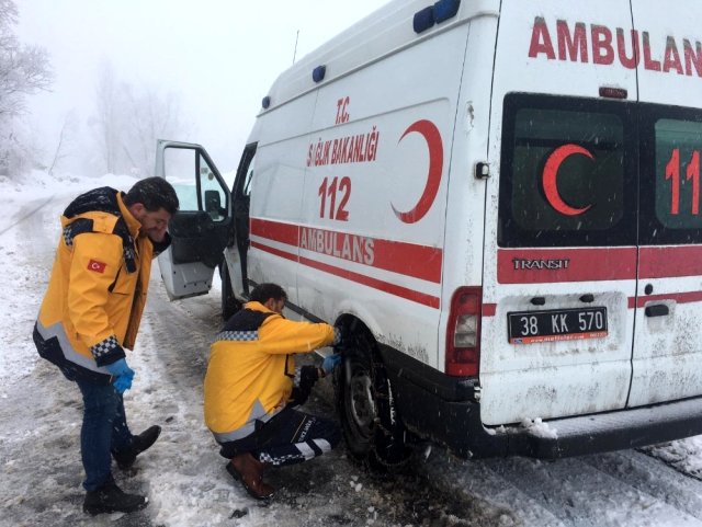 112 personelini doğal afetler de hizmet vermekten alı koyamıyor