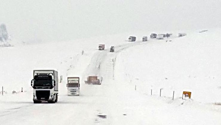 Servis minibüsü ile pikap kafa kafaya çarpıştı: 10 yaralı