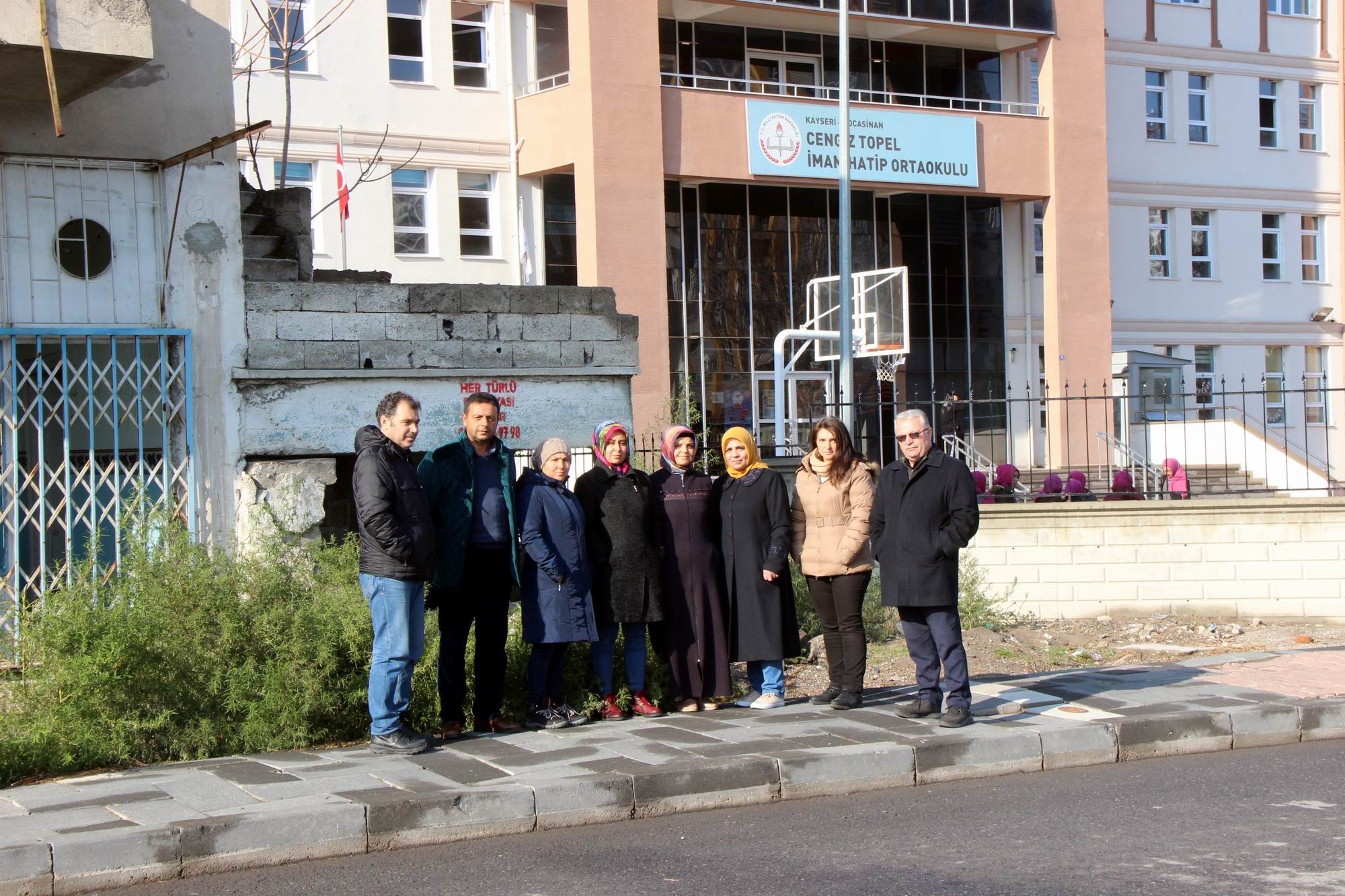 Veliler, okulun yanındaki atıl binanın yıkılmasını istiyor