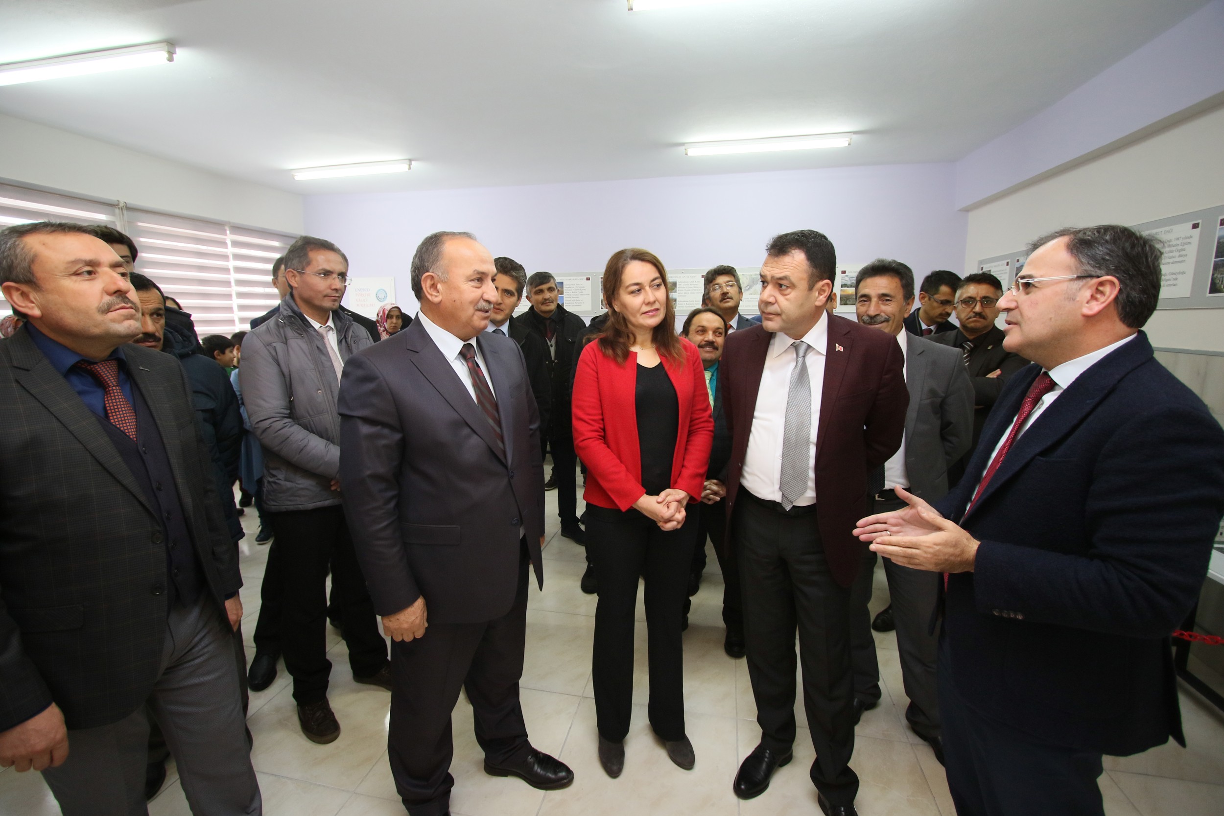 Öğrenciler modern atölyelerde eğitim görüyor