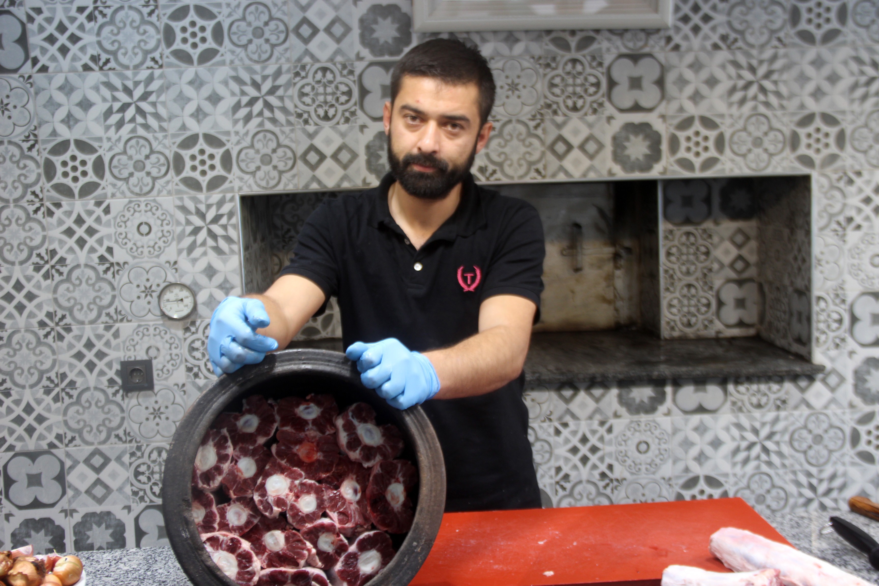 Bir gün önce hazırlanıyor ve 16 saat fırınlanıyor