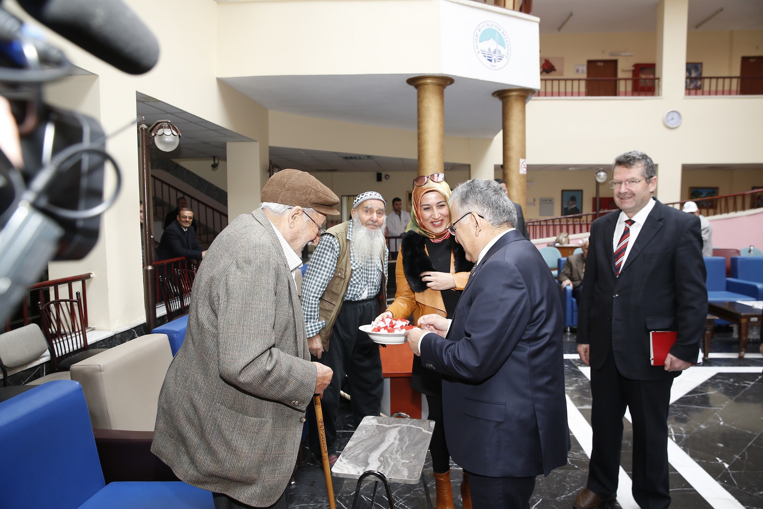 Başkan Büyükkılıç, Huzurevi’ni ziyaret ederek yaşlılarla sohbet etti