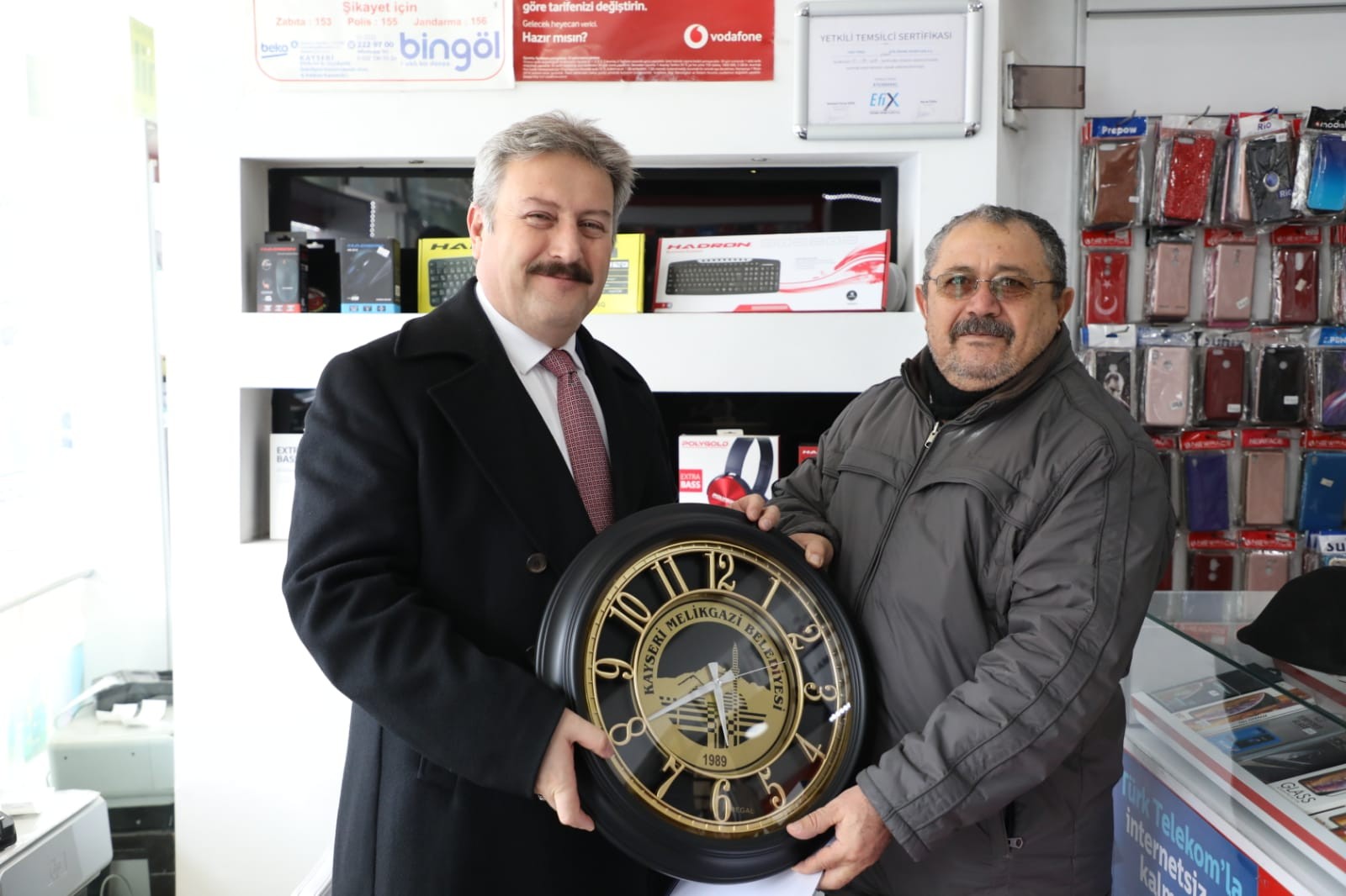 Başkan Palancıoğlu yeni esnafa iş yerinde ruhsat verdi