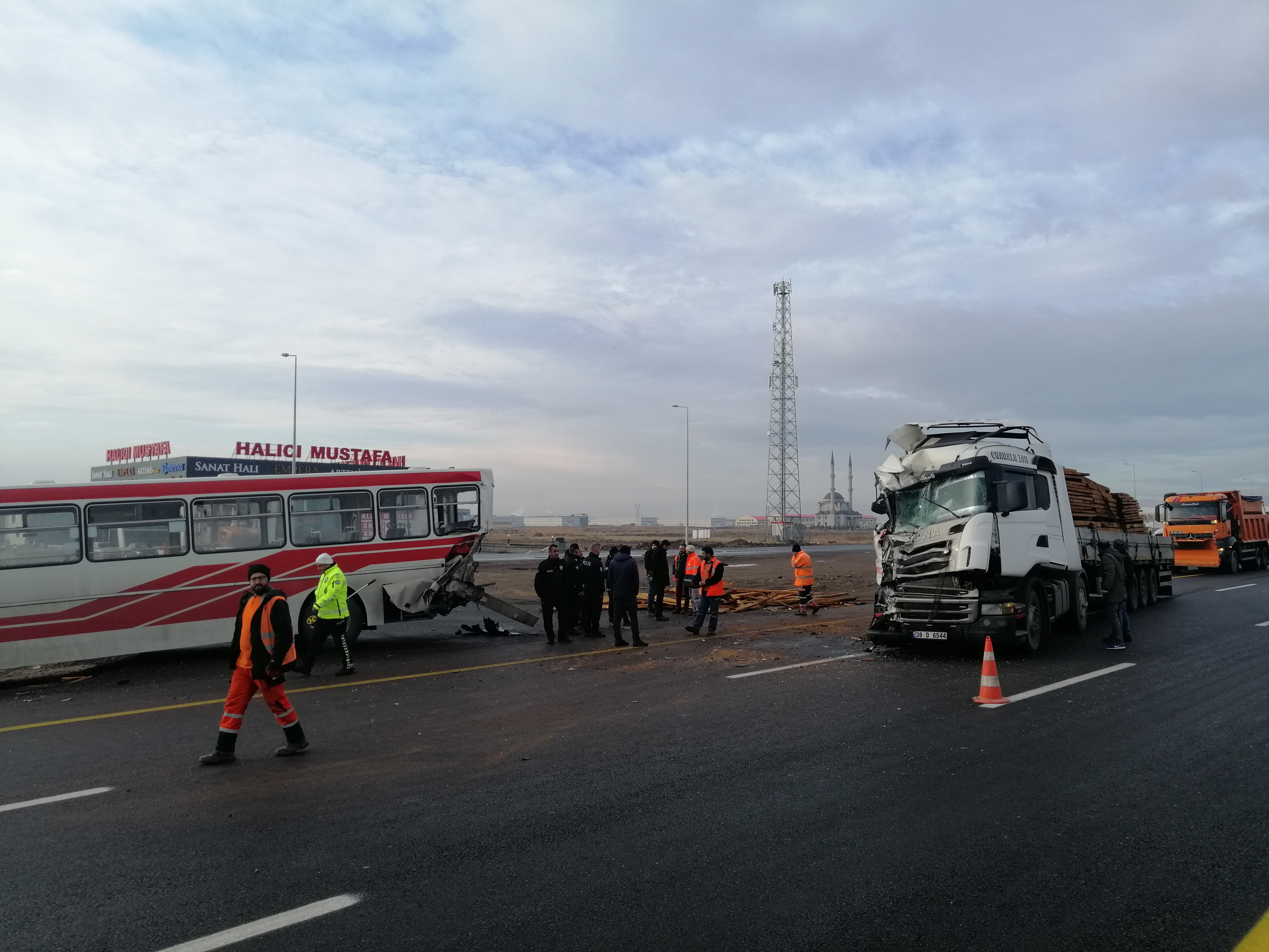 Tır durakta yolcu alan halk otobüsüne çarptı: 11 yaralı