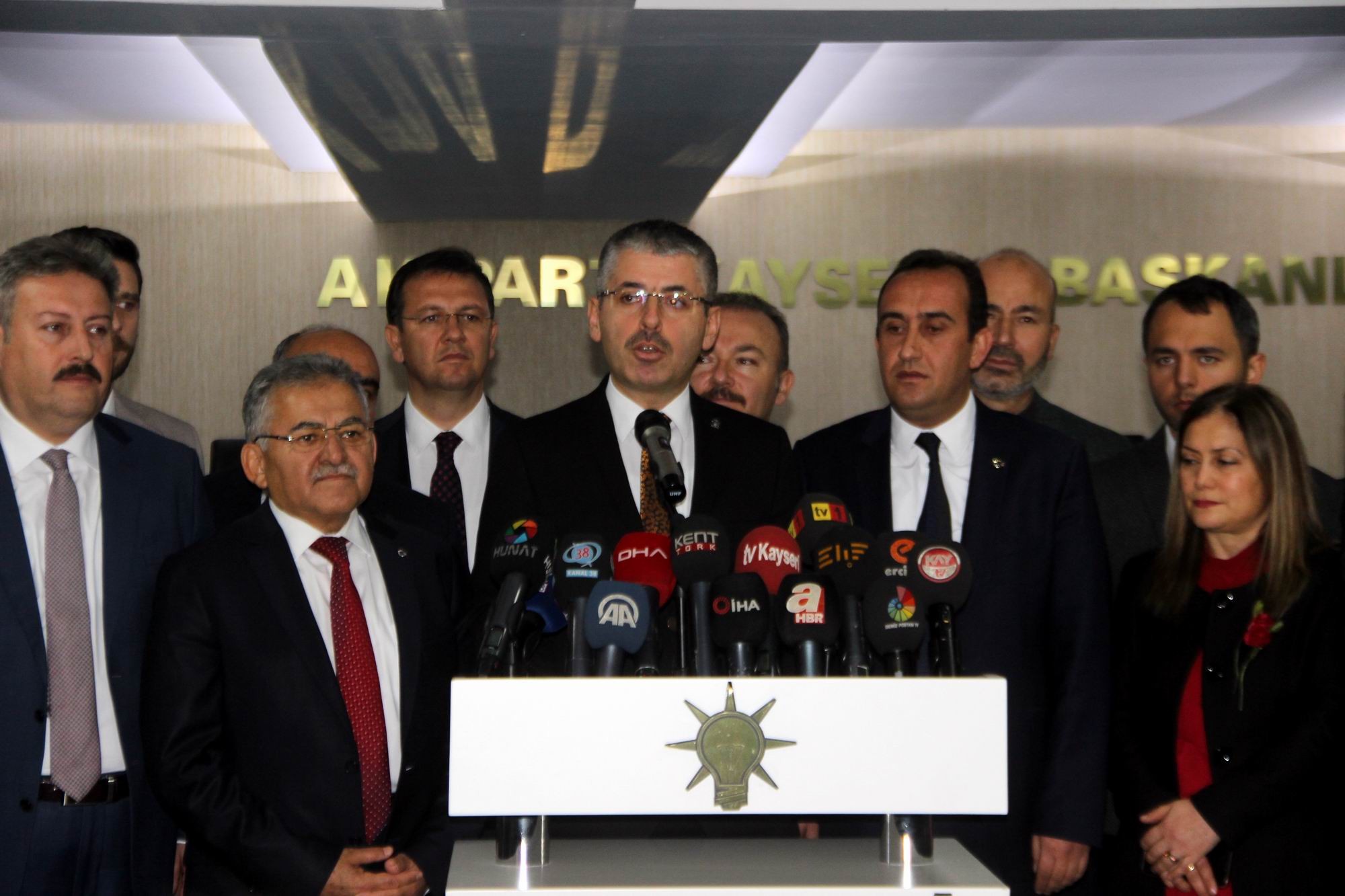 Mustafa İlmek, belediye meclis üyeleri ile birlikte AK Parti’ye geçti