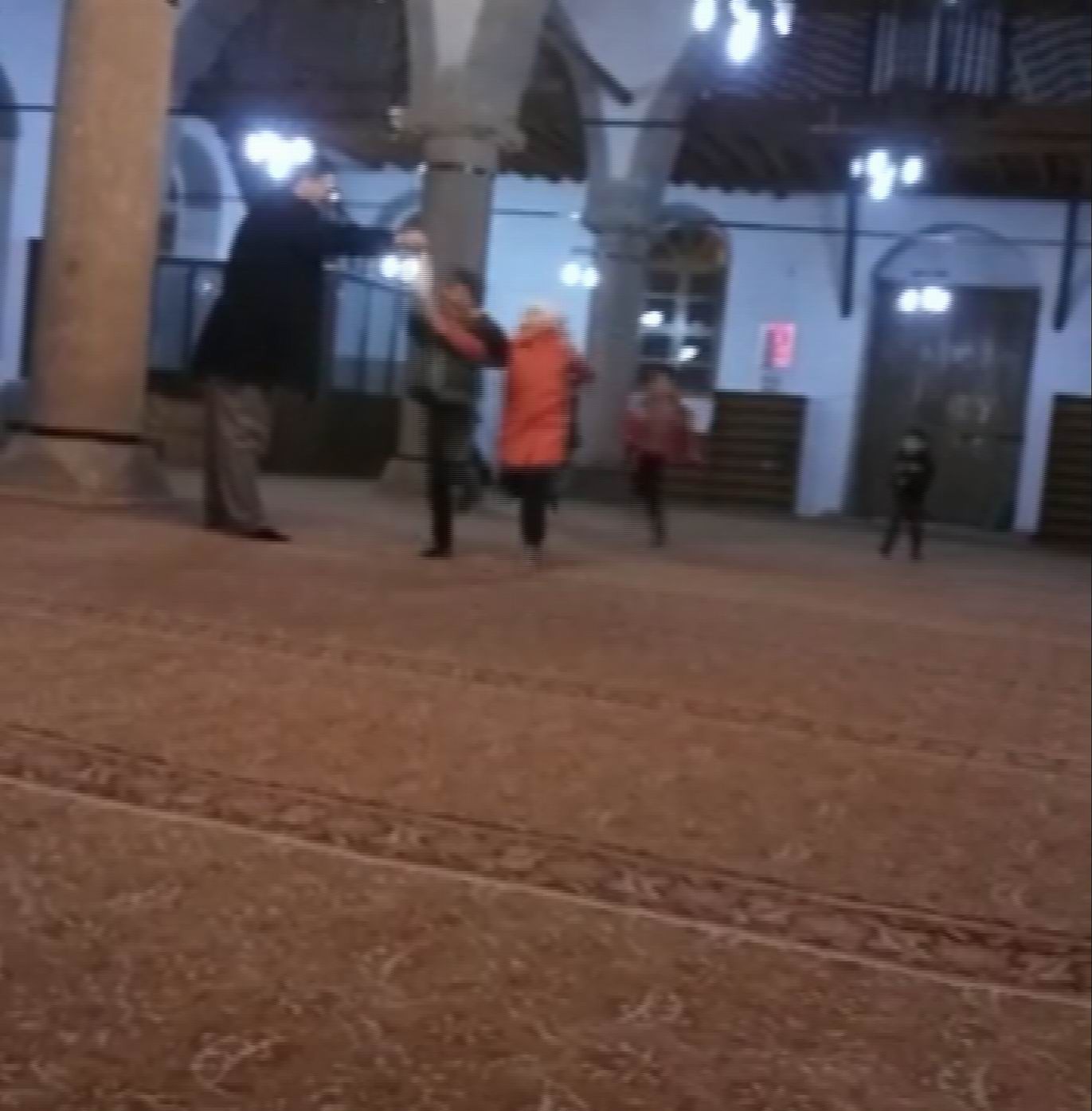 Çocuklar soğuk havada hem camiye alışıyor hemde oyun oynuyor