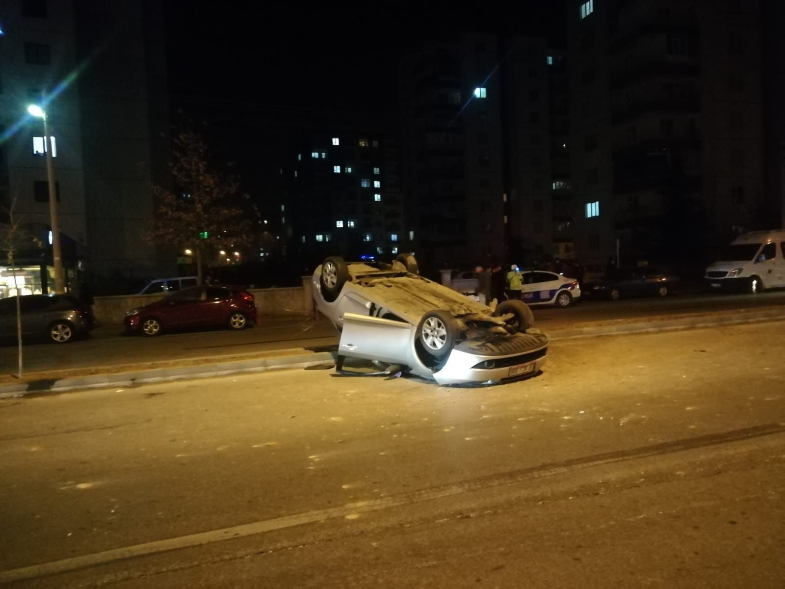 Takla atan otomobilden hafif yaralı kurtuldu