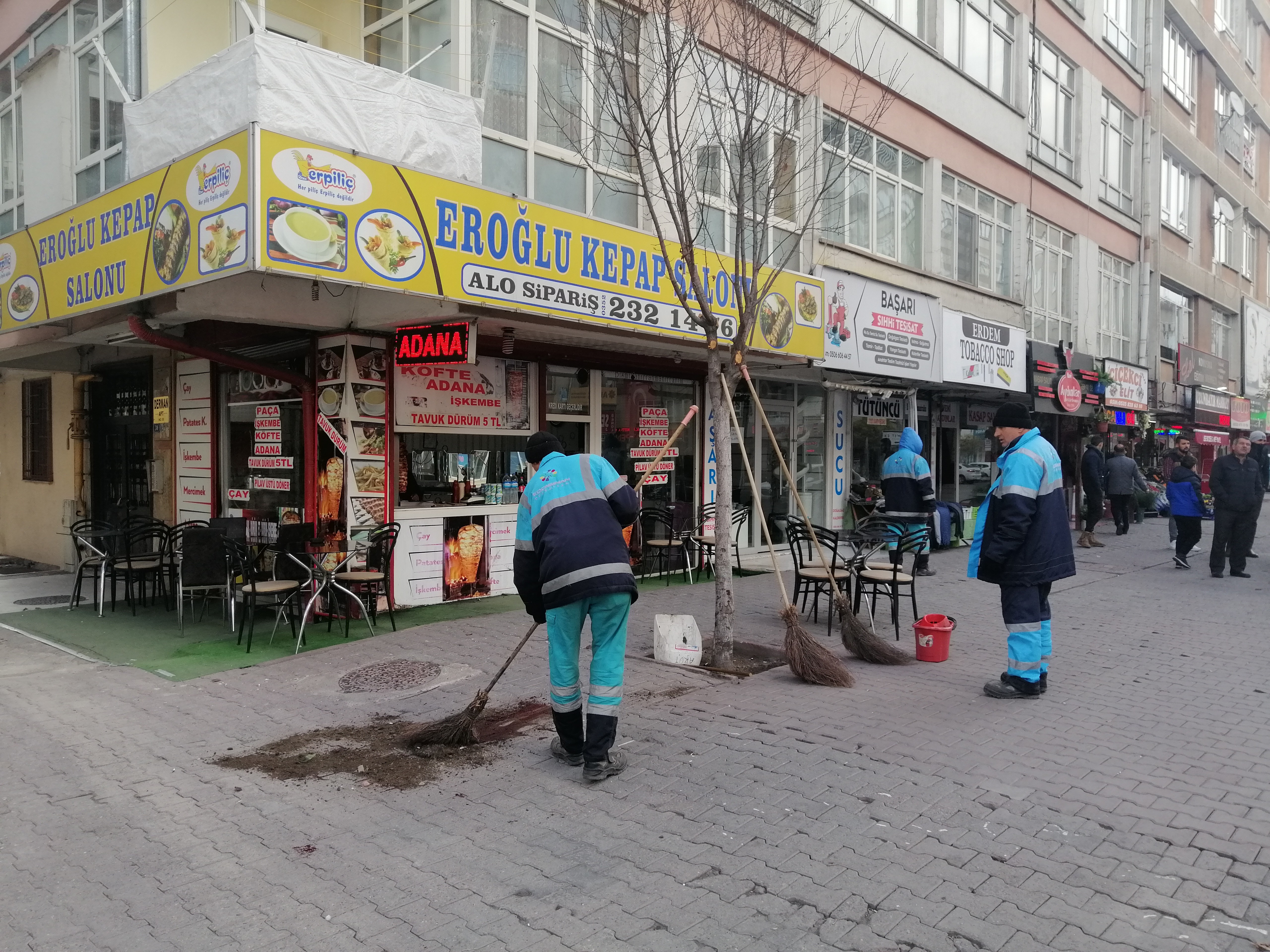 Yaslandığı demir korkuluk kırıldı, 2. kattan yere çakıldı