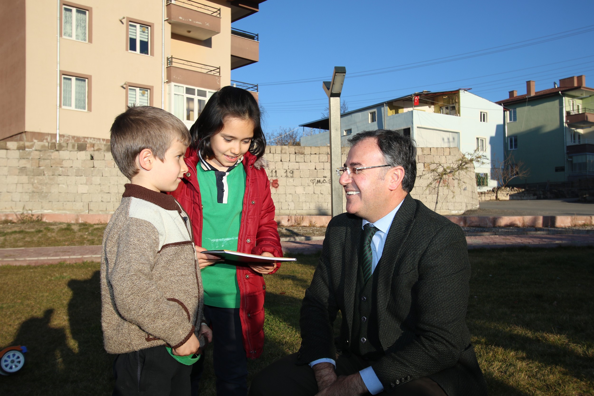 Başkan Özdoğan’dan çocuklara sevindiren hediyeler