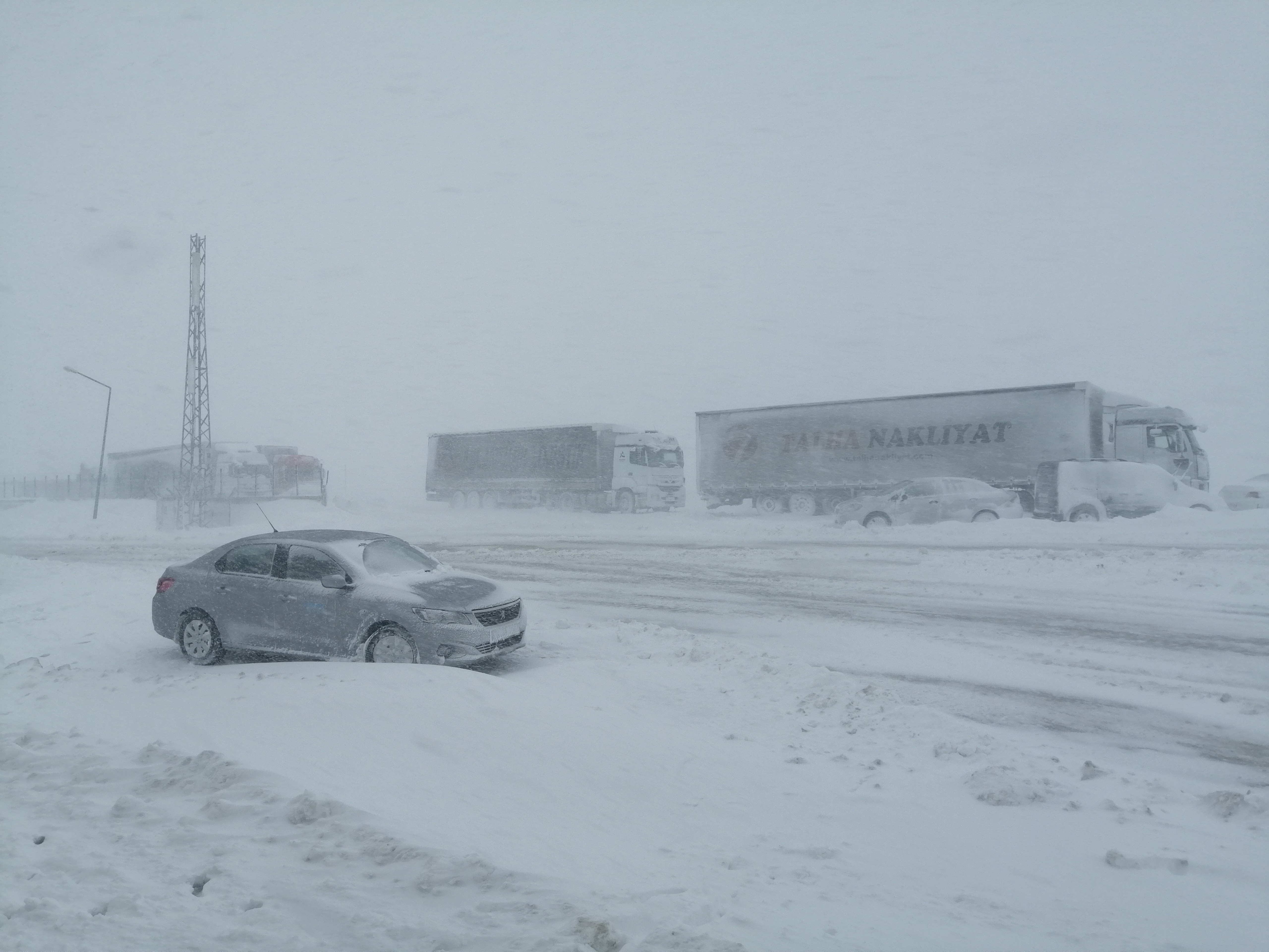 Kayseri’de tipi nedeniyle otomobil ve tırlar yolda mahsur kaldı