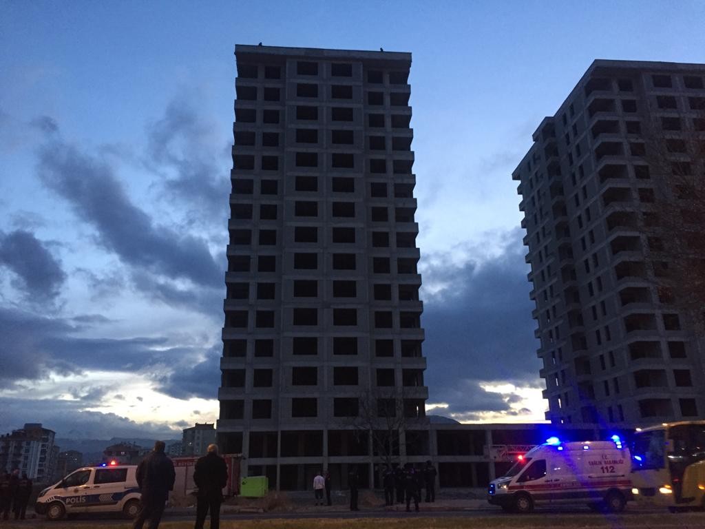 İnşaatın çatısına çıkan şahsı pencereden izlediler