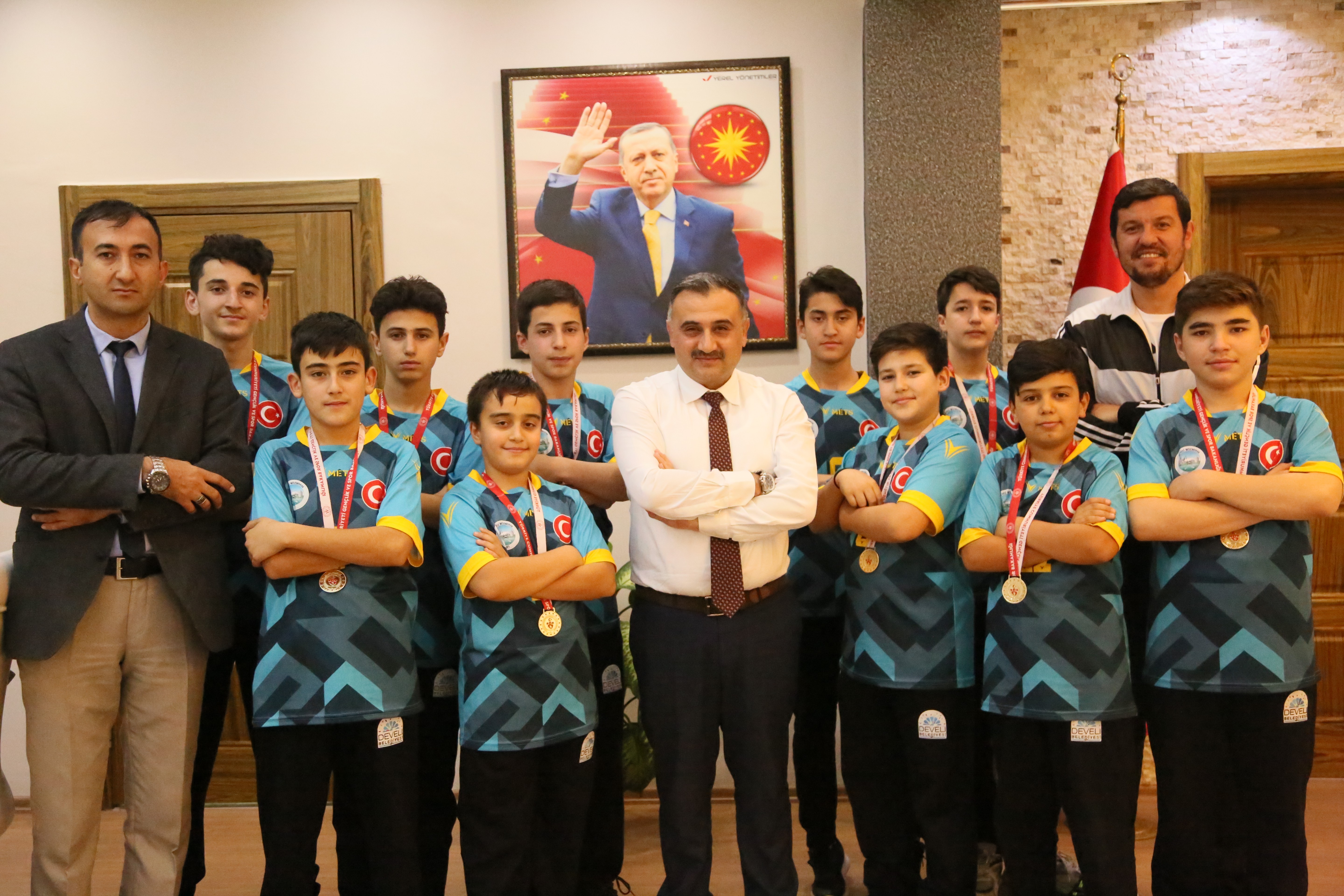 Develi Belediyesi alt yapı oyuncularından Başkan Cabbar’a ziyaret