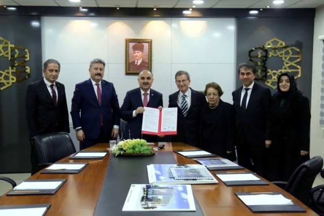 VALİ GÜNAYDIN İLE HAYIRSEVER ALTUNTAŞ AİLESİ ARASINDA OKUL PROTOKOLÜ İMZALANDI