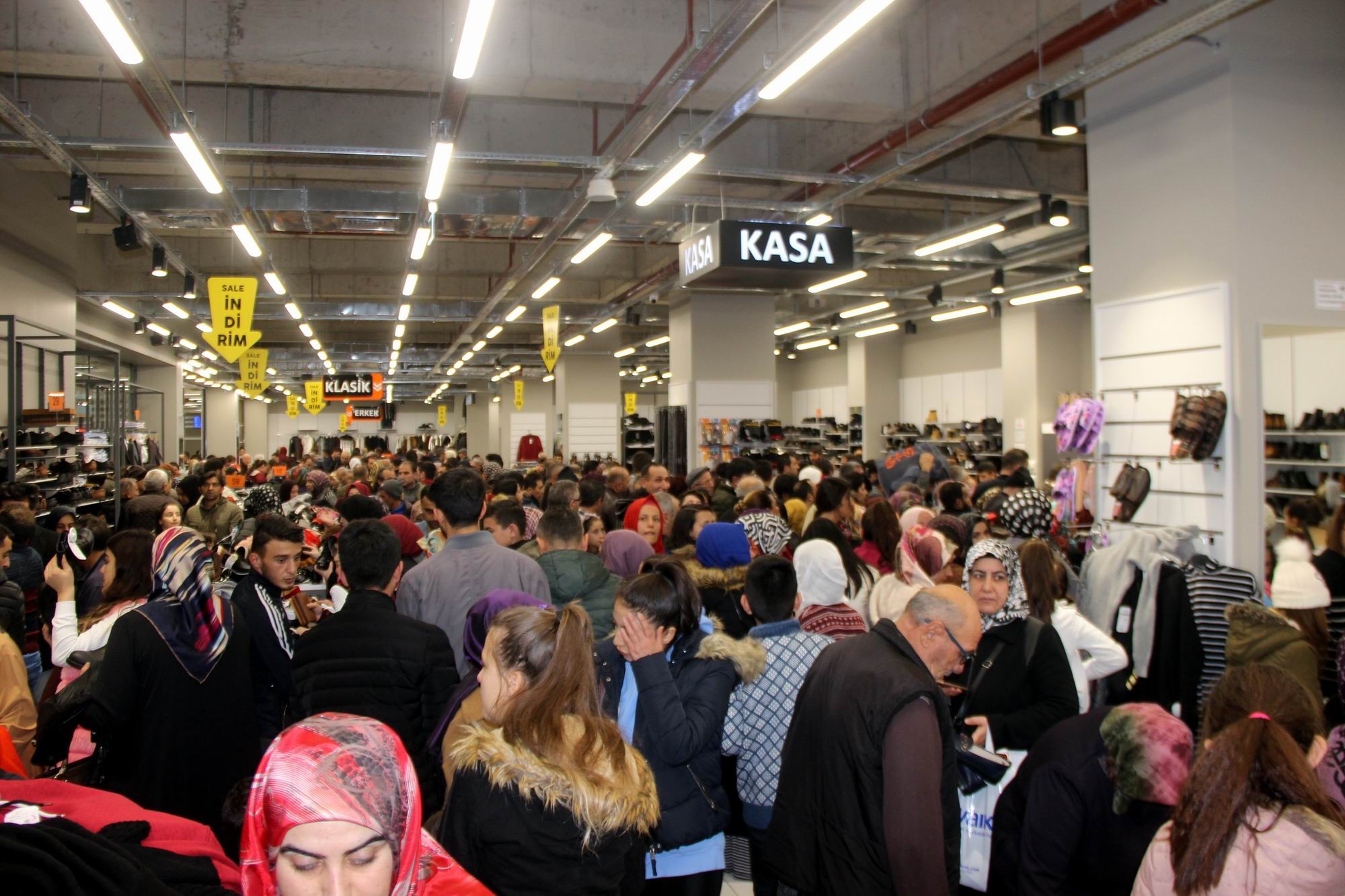 KAYSERmall Outlet’te indirimli alışveriş yoğunluğu