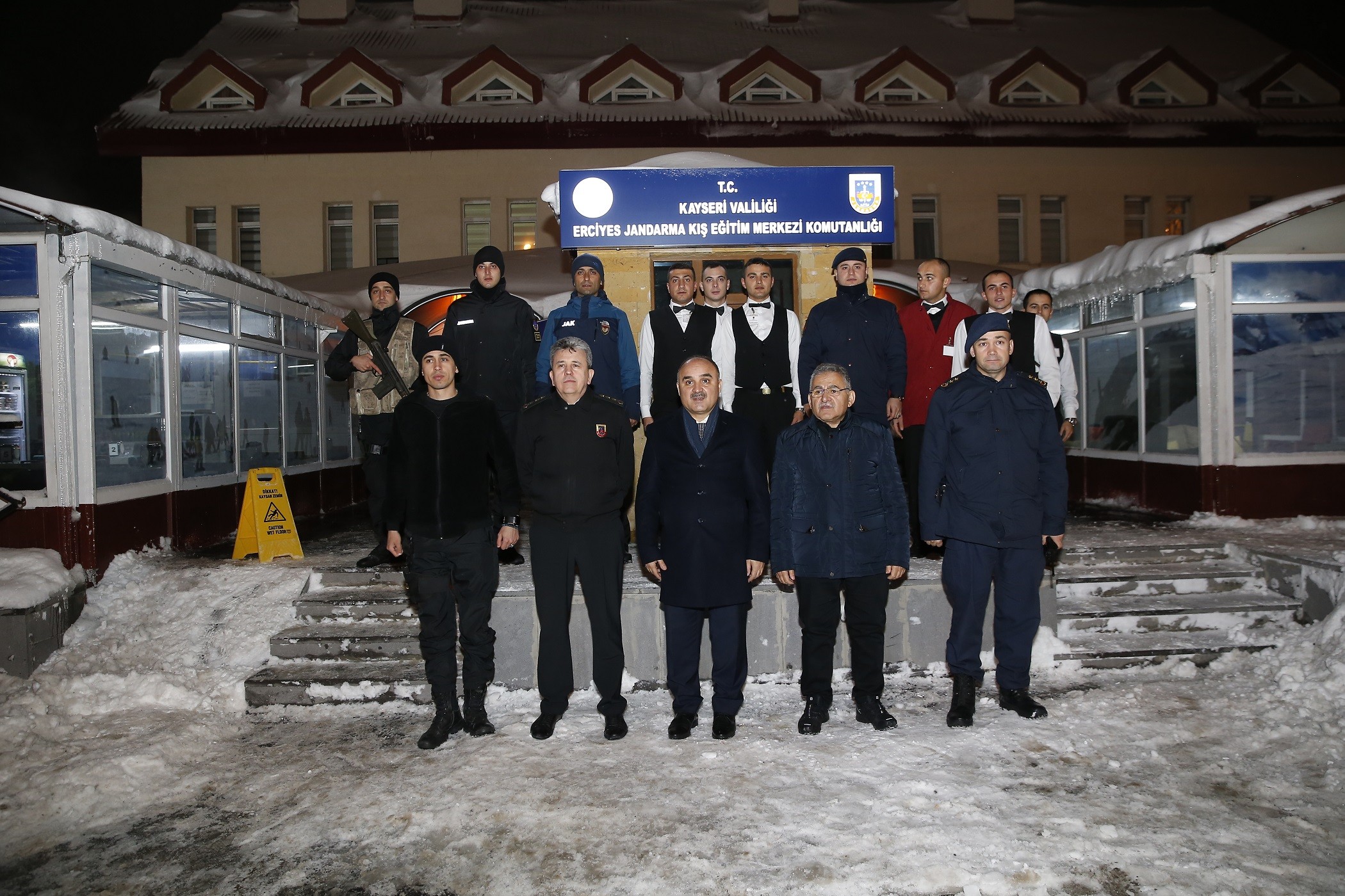 Başkan Büyükkılıç, Vali Günaydın ile birlikte görev başındakilere moral verdi