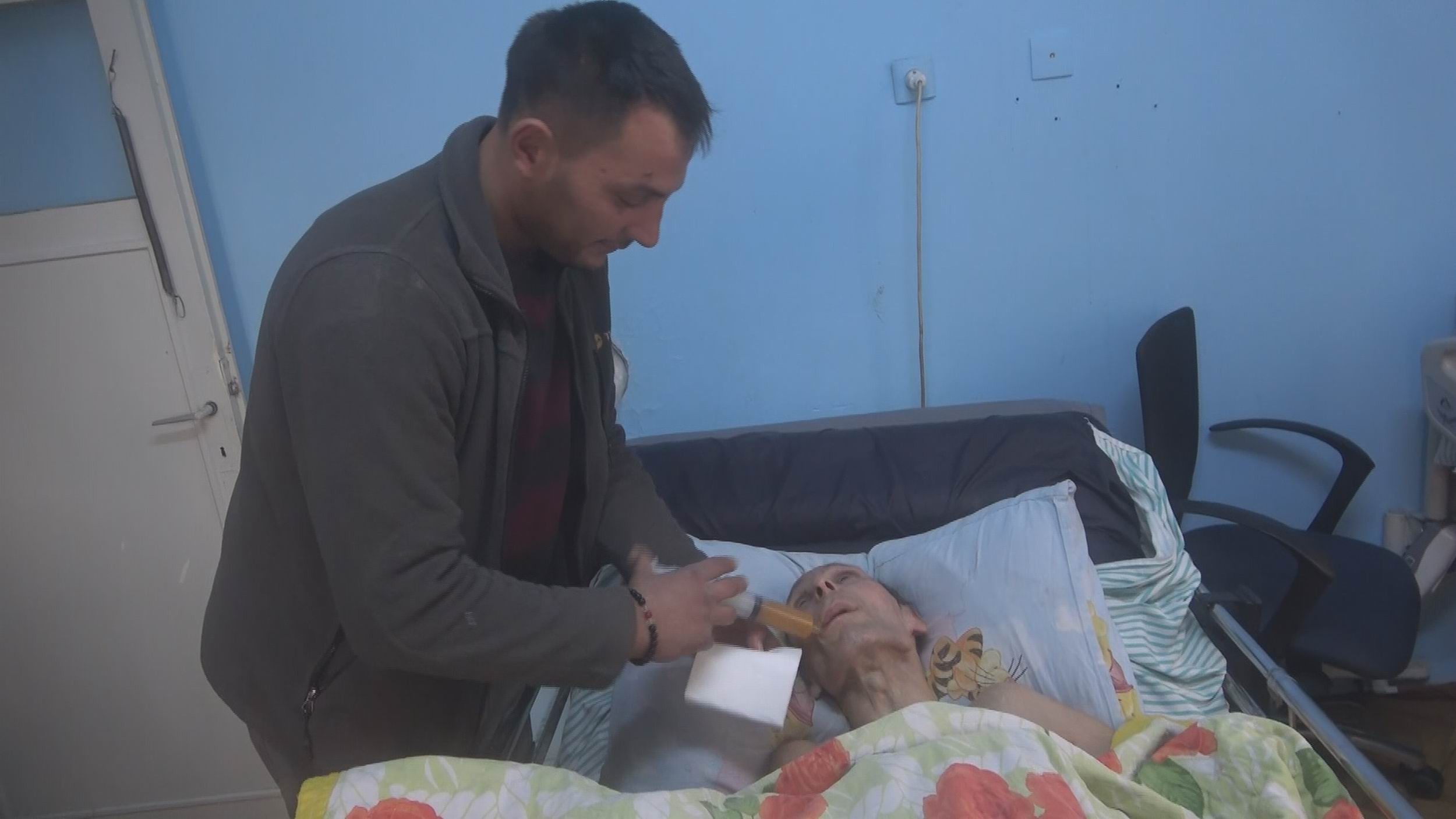 Kardeşlerini yatağa mahkum eden hastalığa yardım eli uzatılmasını bekliyor