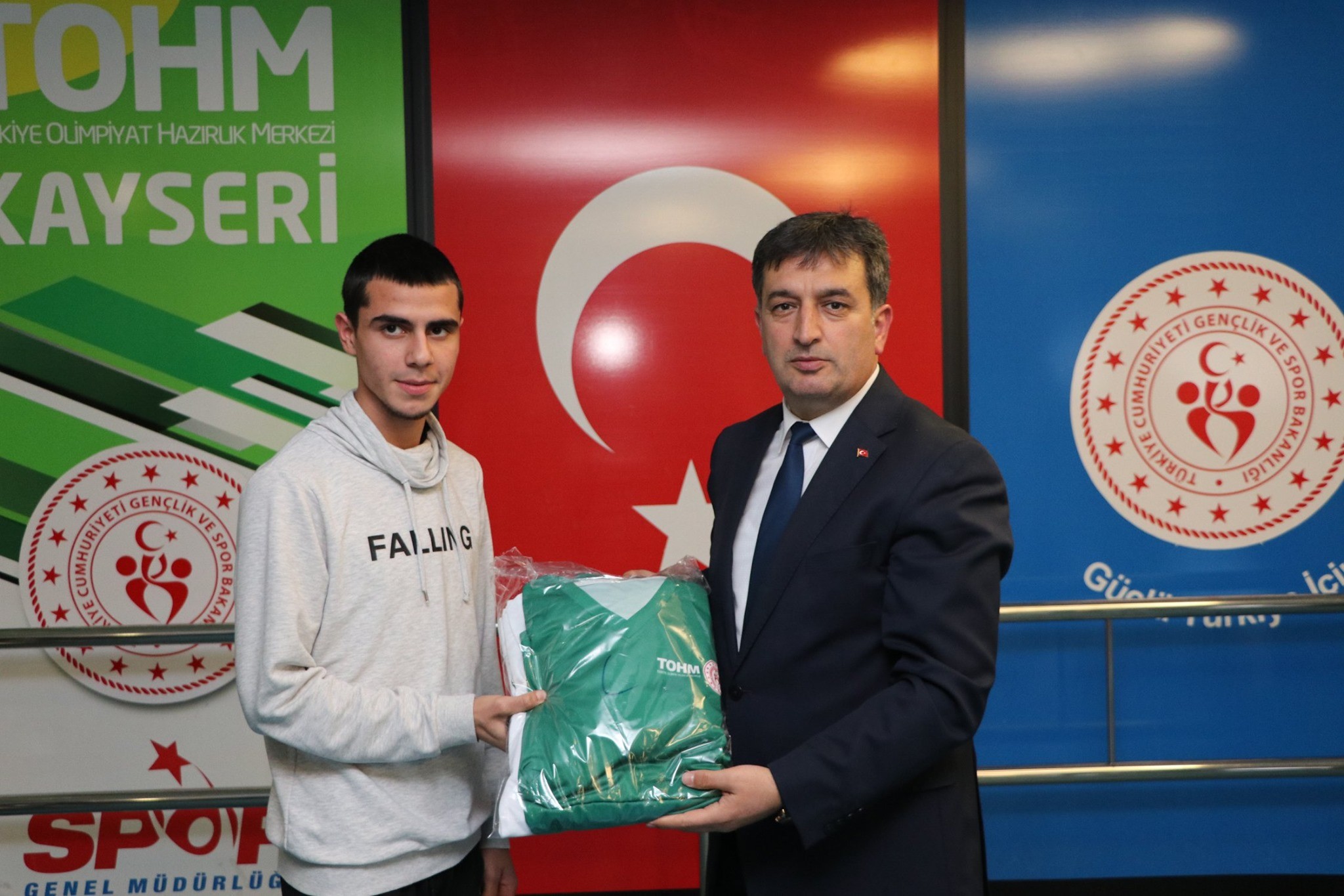 Tohm sporcularına malzeme dağıtımı yapıldı