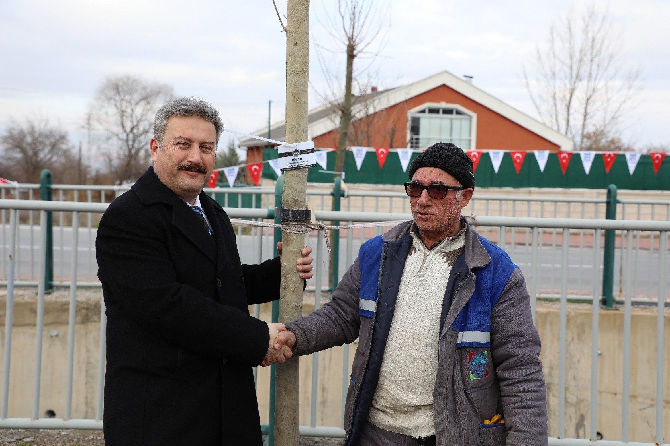 Başkan Palancıoğlu personel ile ağaç dikti