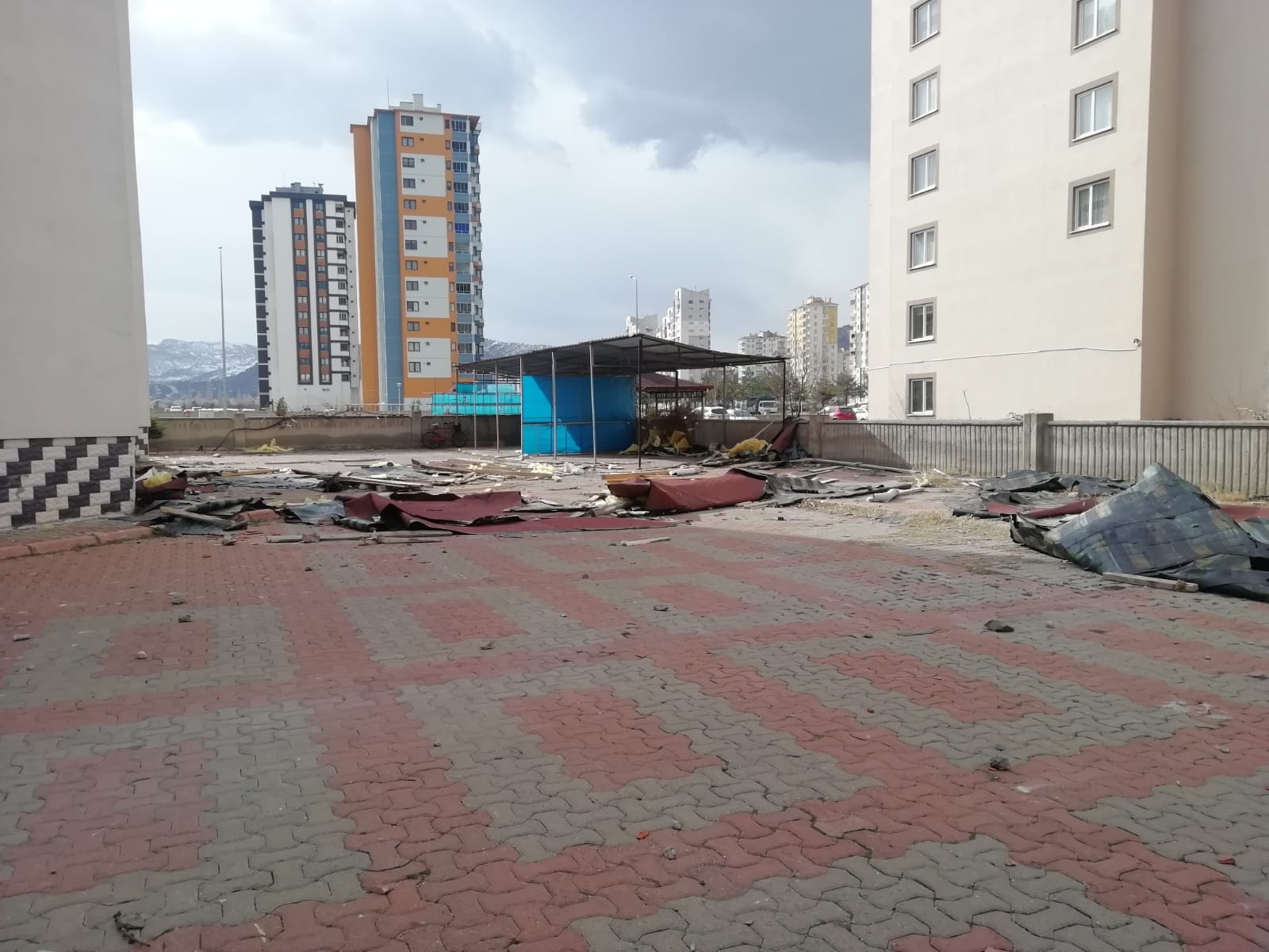 Kayseri’de şiddetli rüzgar çatıları uçurdu