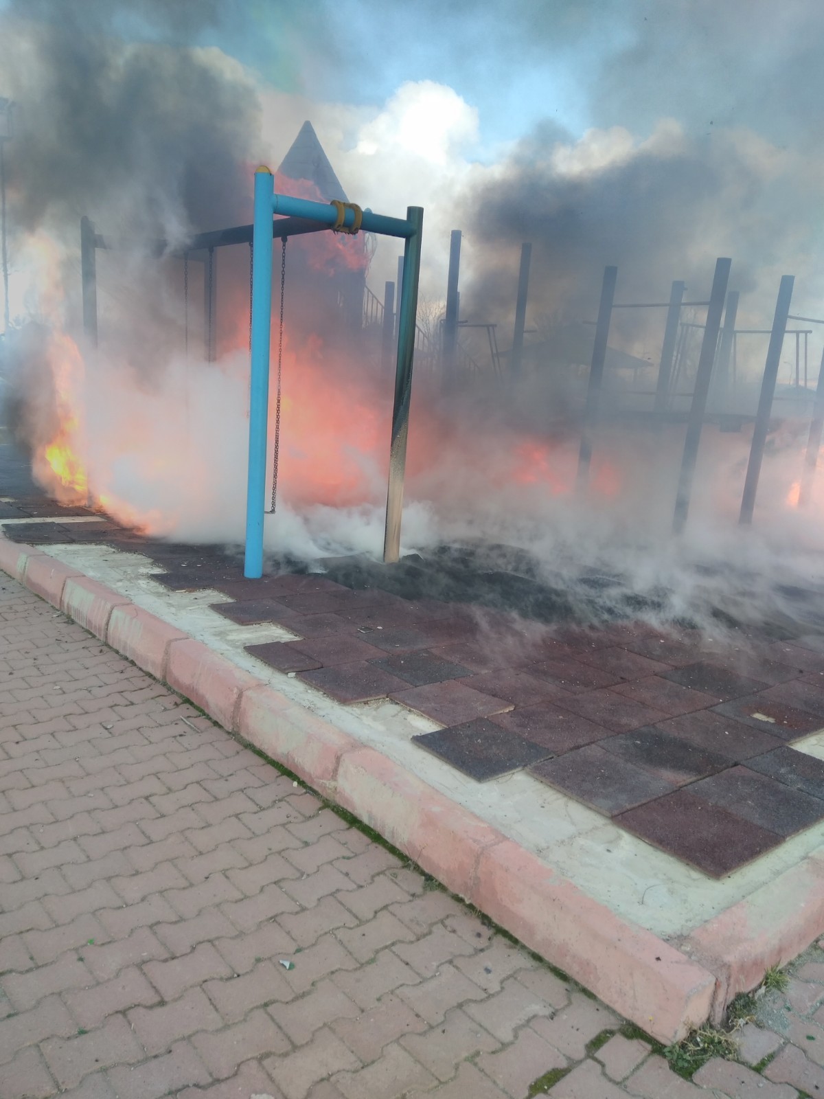 Kayseri’de çocuk parkını benzinle kundakladılar