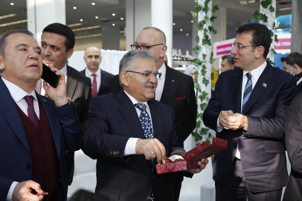 Başkan Büyükkılıç, Akıllı Şehirler ve Belediyeler Kongre ve Sergisi’nde pastırma ikram etti