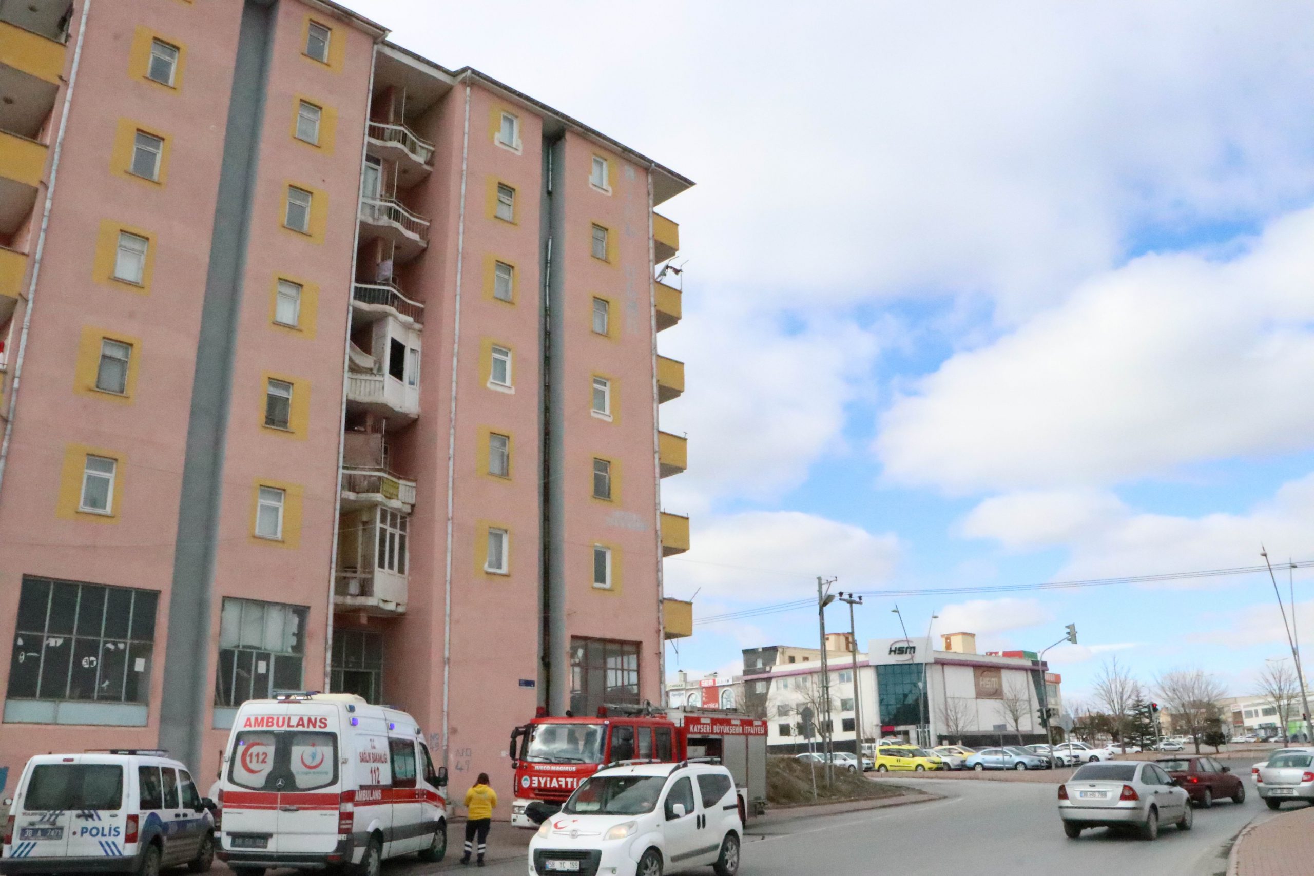 Balkonda çıkan yangını itfaiye ekipleri söndürdü