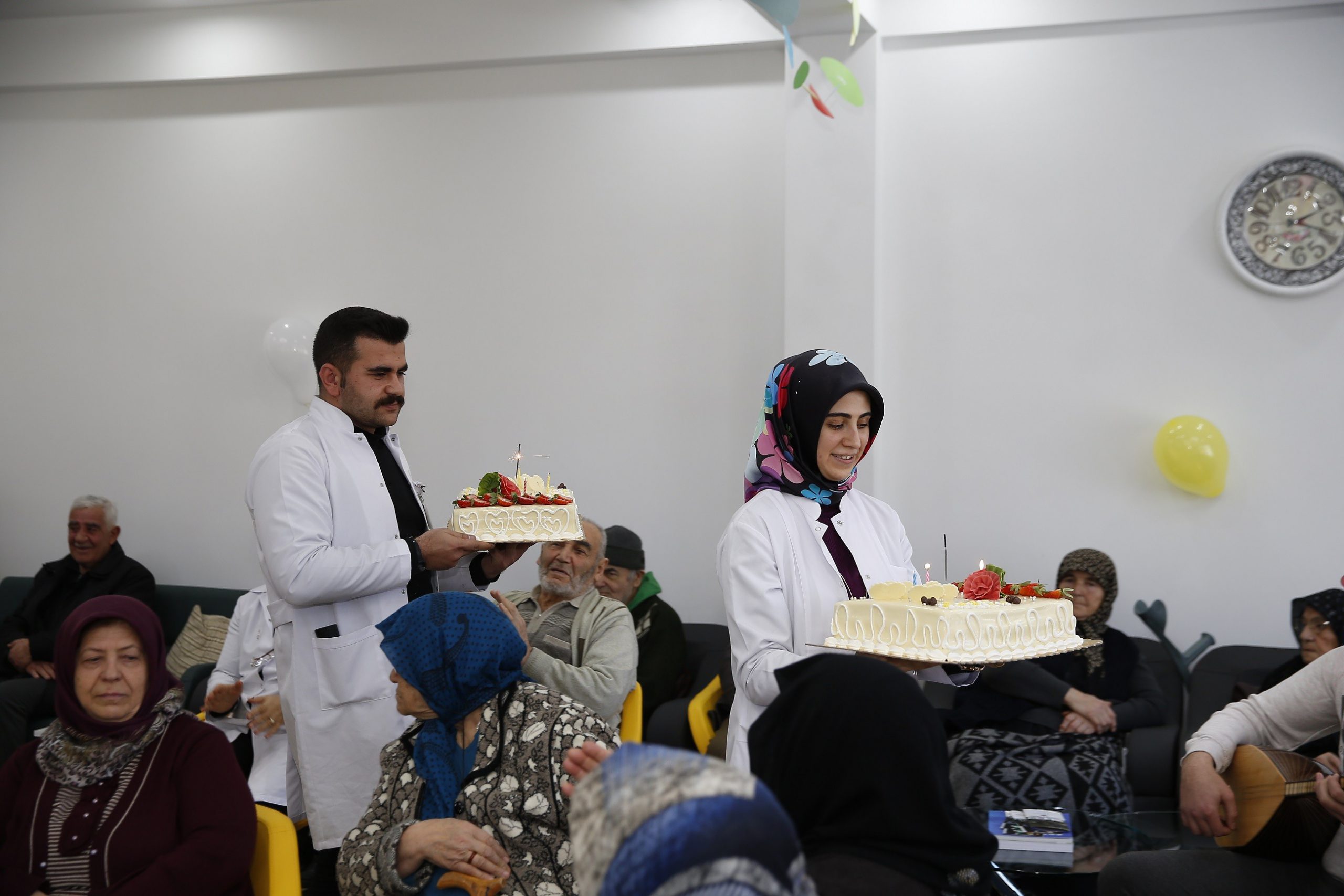 Yaşlılar, Mustafa Kumlu Ulu Çınarlar Yaşlı Yaşam ve Dayanışma Merkezi’nde zaman geçiriyor