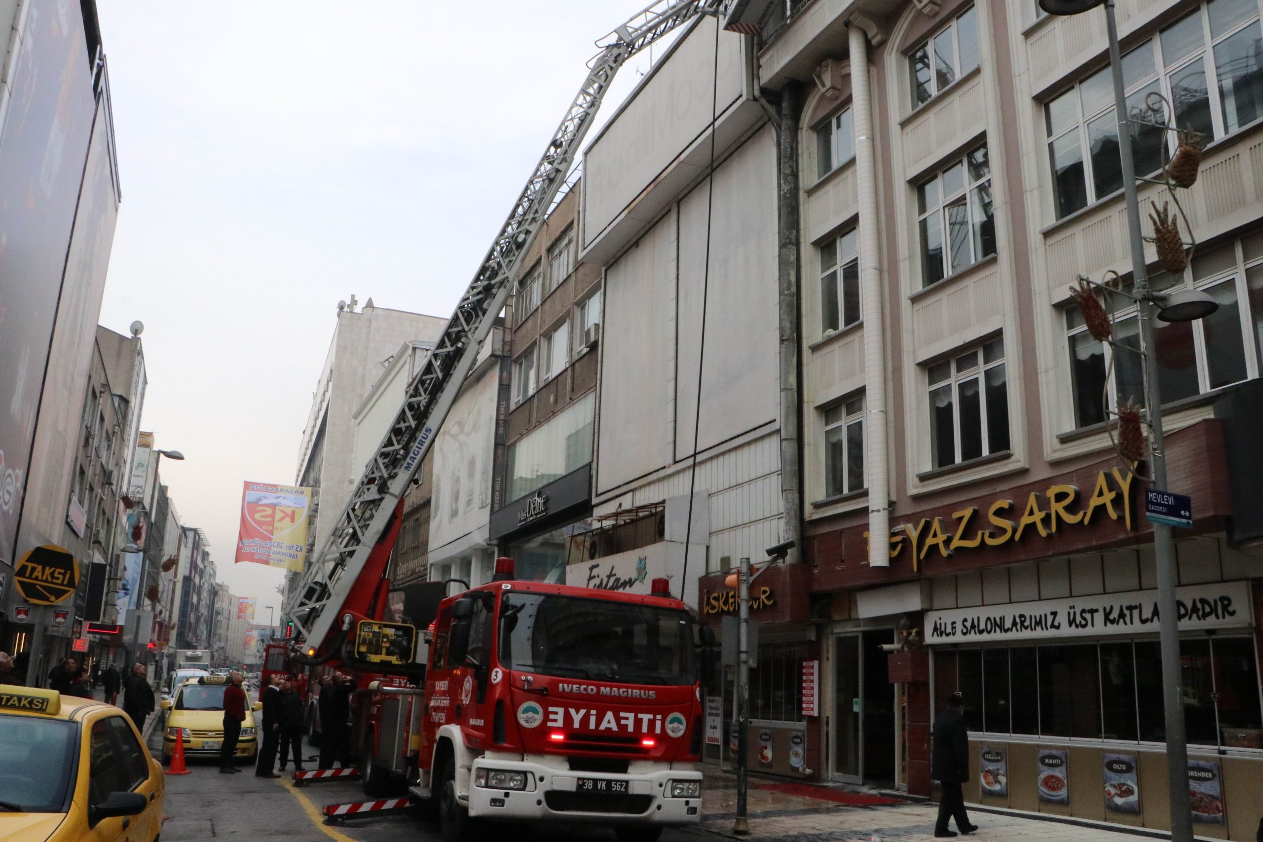 Restoranın bacasında çıkan yangın itfaiye ekiplerini harekete geçirdi