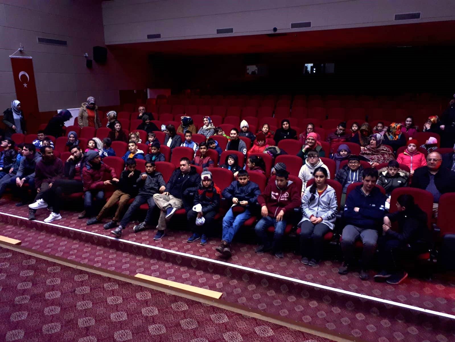 Develi Belediyesinden engelli öğrencilere sinema etkinliği