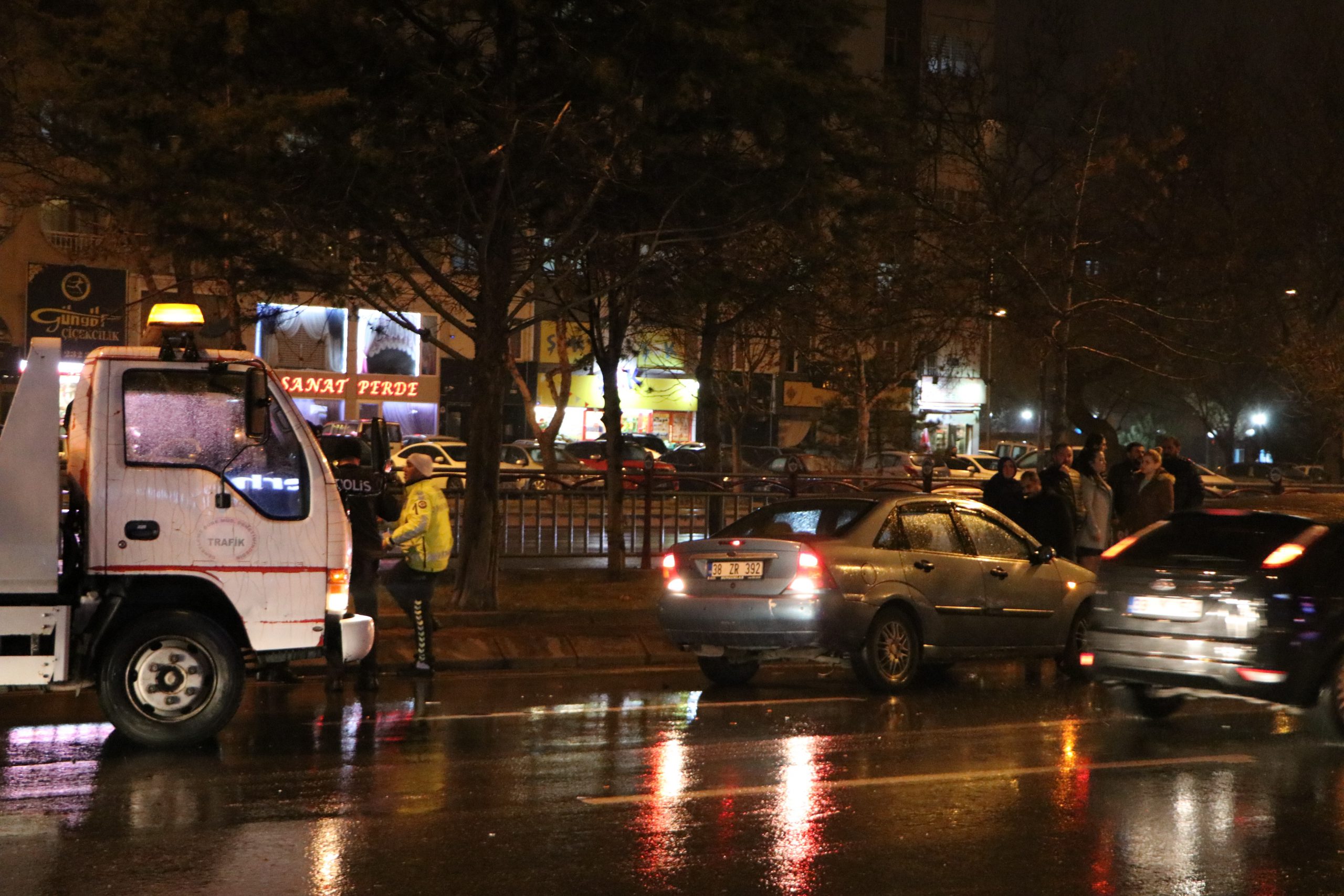 Kaygan yol kazaya neden oldu; 4 araç birbirine girdi