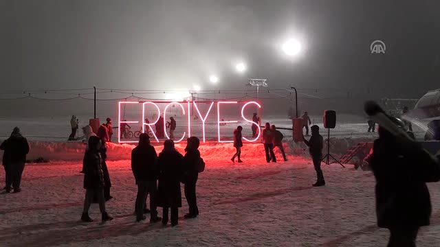 Erciyes Kayak Merkezi’nde meşaleli yılbaşı kutlaması
