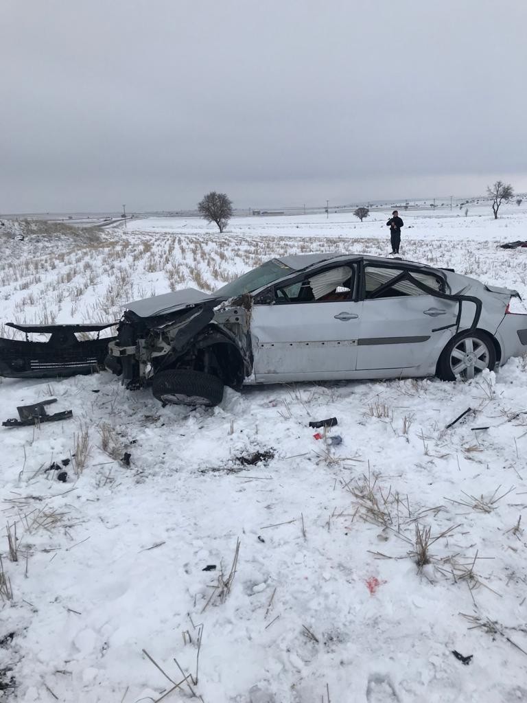 Devrilen otomobildeki çocuk öldü