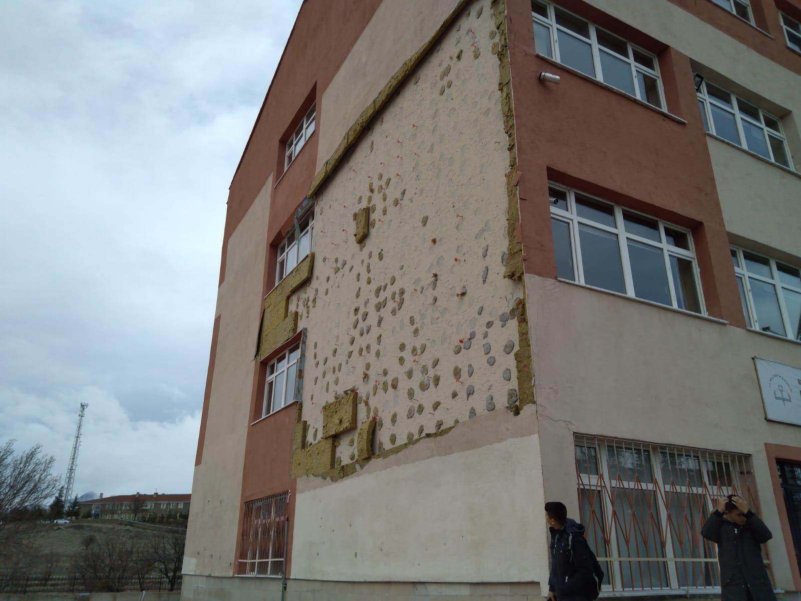 Şiddetli esen rüzgar, okulun dış kaplama malzemelerini yerinden söktü