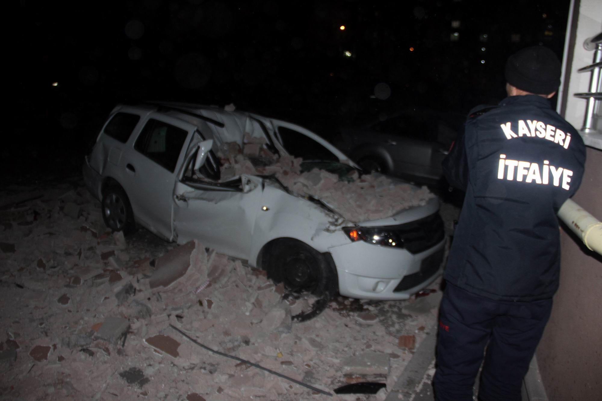 Kayseri’de şiddetli rüzgar çatıları uçurdu, ağaçları yerinden söktü