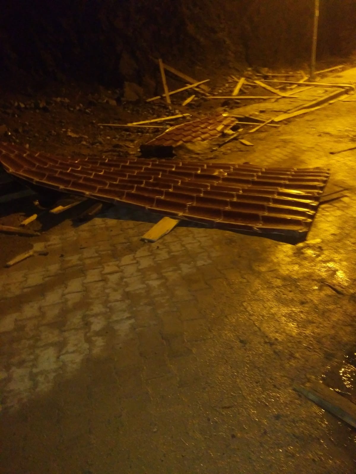 Develi’de rüzgar etkili oldu