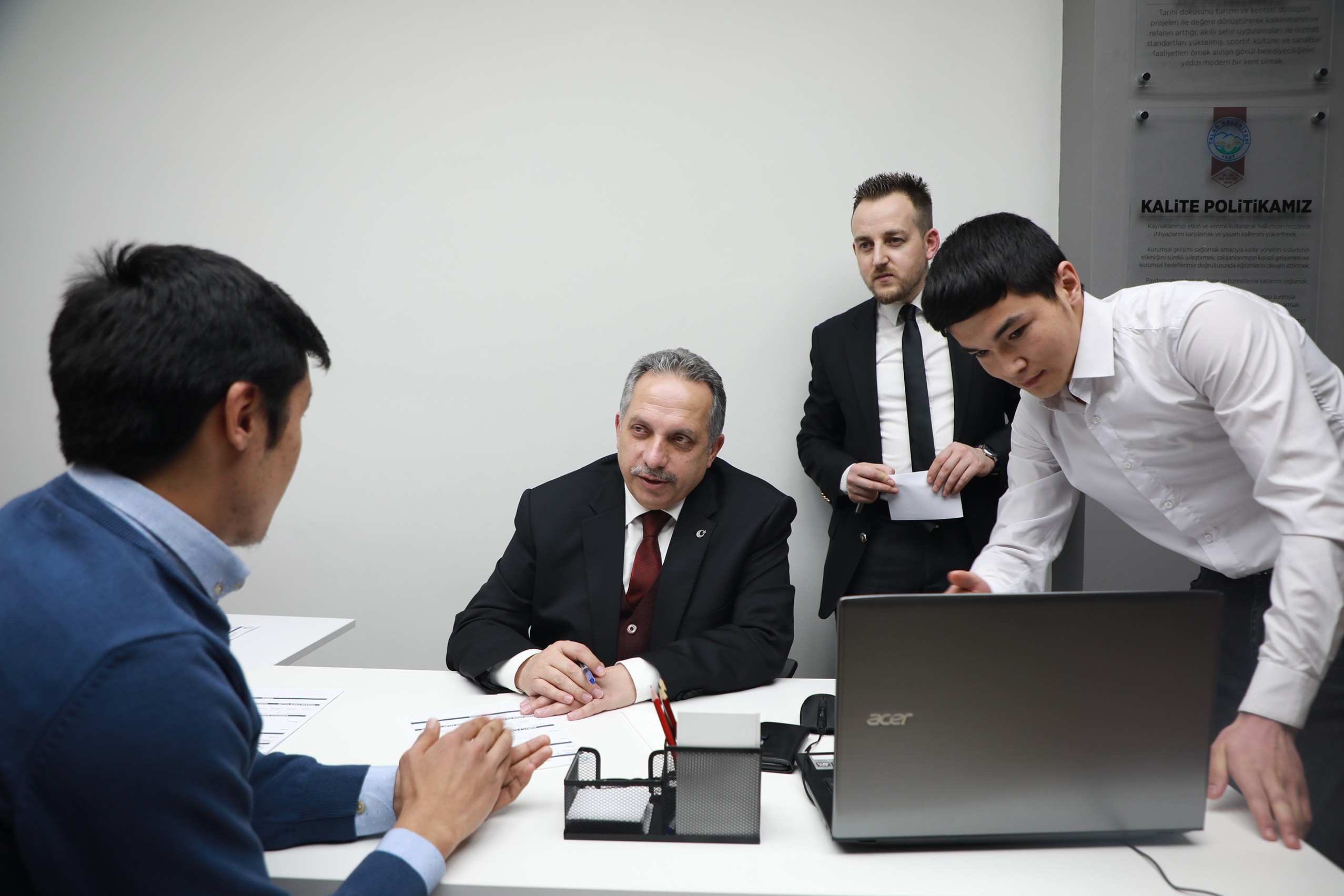 Başkan Yalçın Beyaz Masa’da kitap hediye etti
