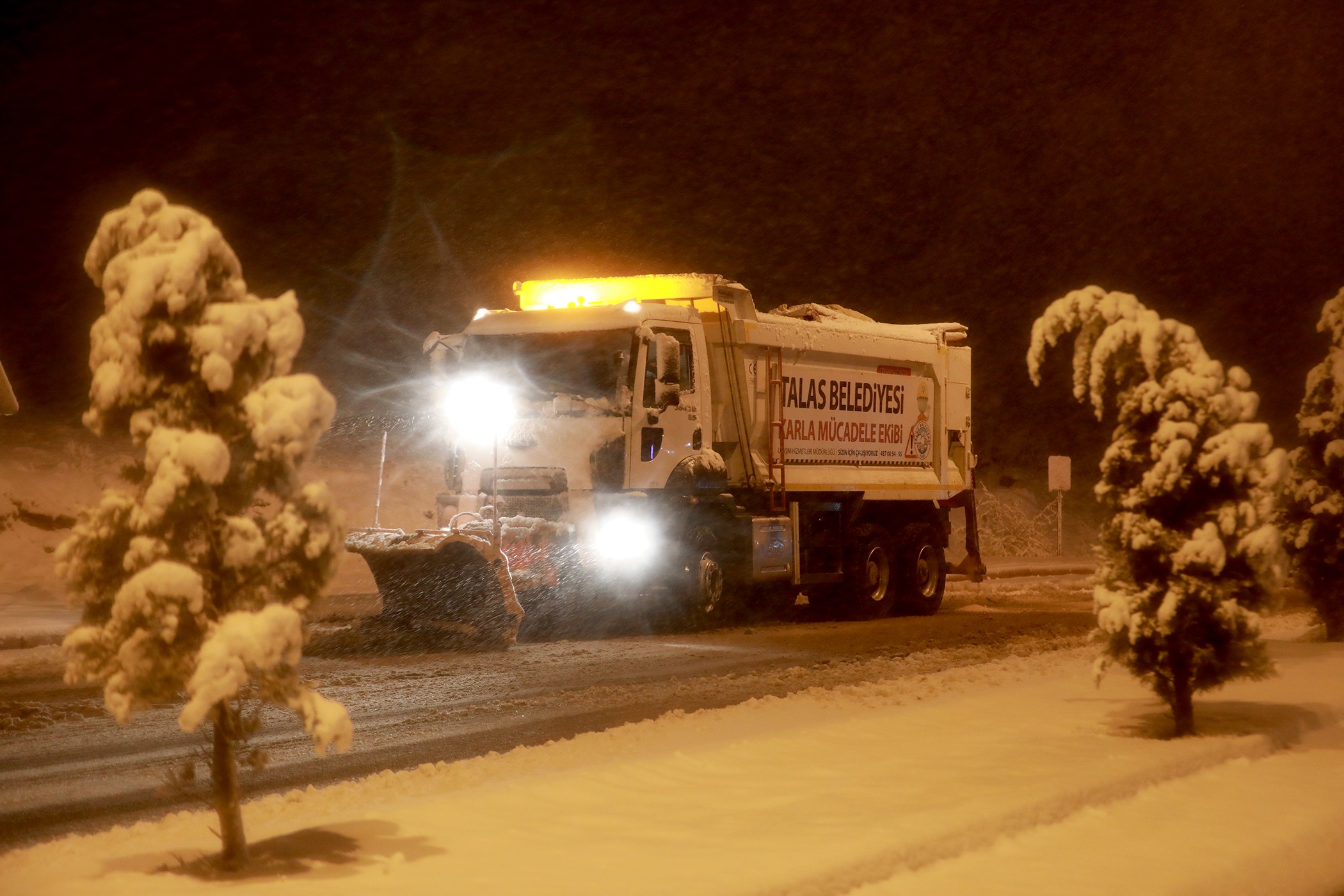Kar yağdı mücadele geceden başladı