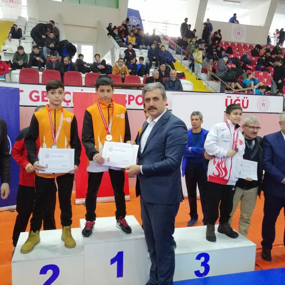 Kayseri’nin Yıldız Pehlivanları Yozgat’tan Madalyalar ile döndüler