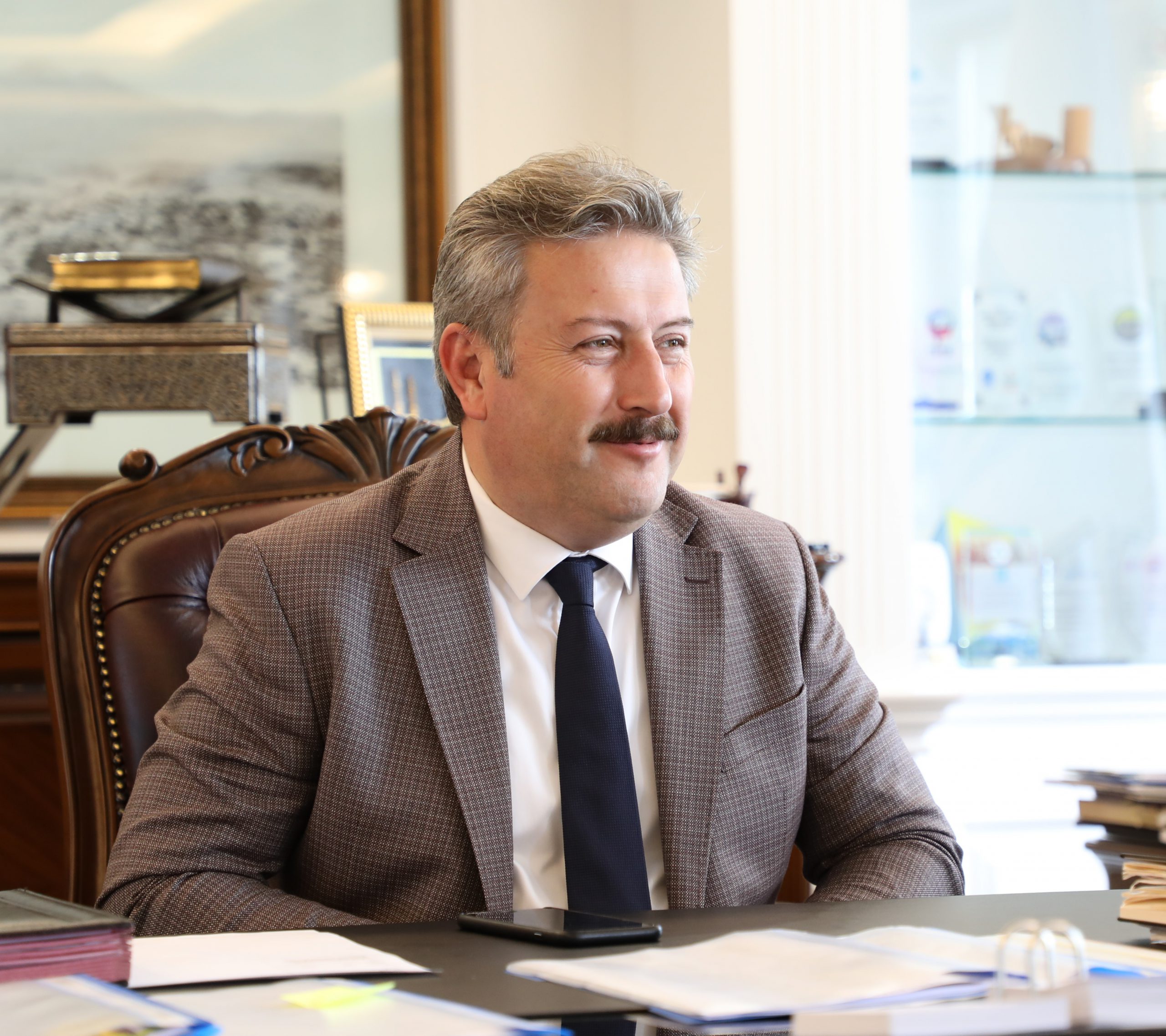 Başkan Dr. Mustafa Palancıoğlu Dr. Öğretim Üyesi Aziz Şatana’yı Tebrik etti