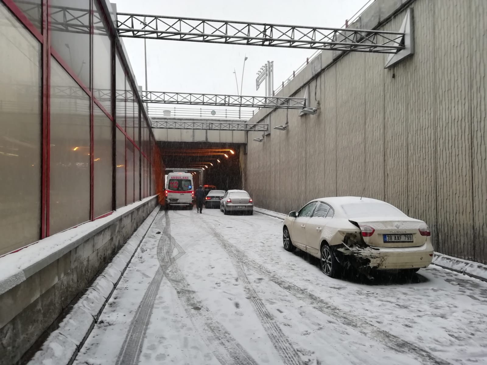 Kayganlaşan yolda zincirleme kaza: 2 yaralı