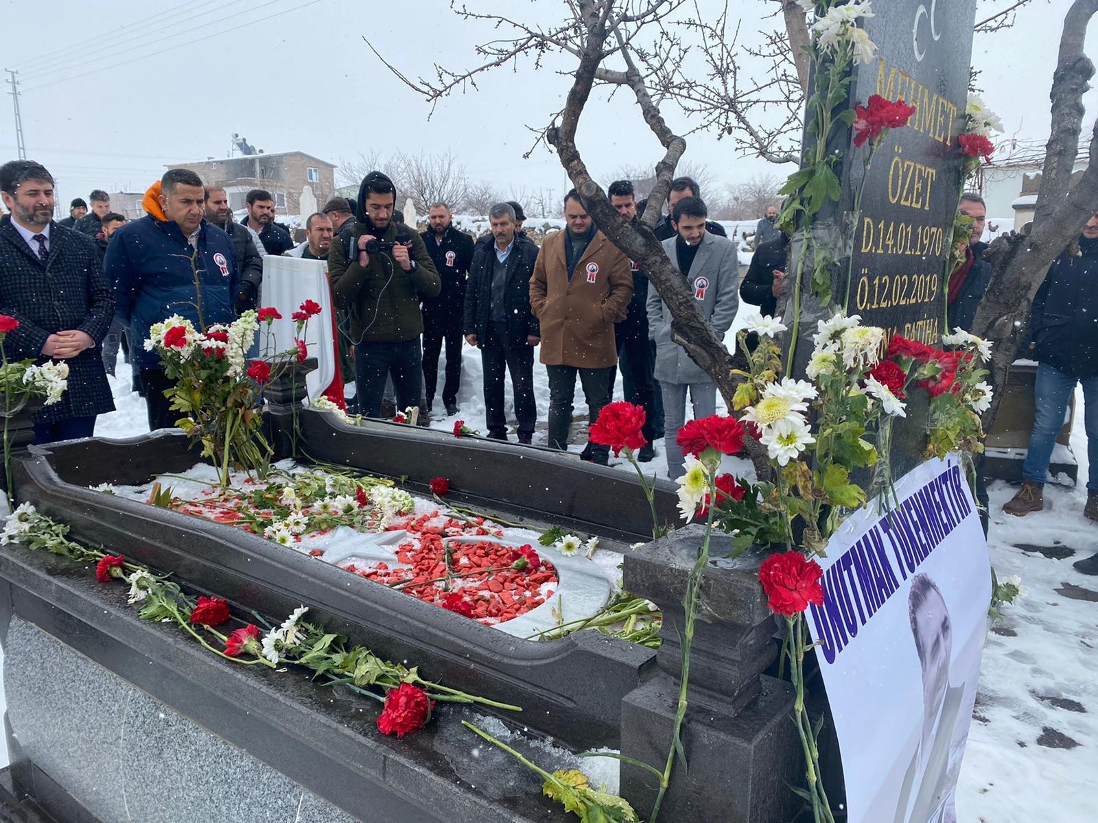 Mehmet Özet kabri başında anıldı