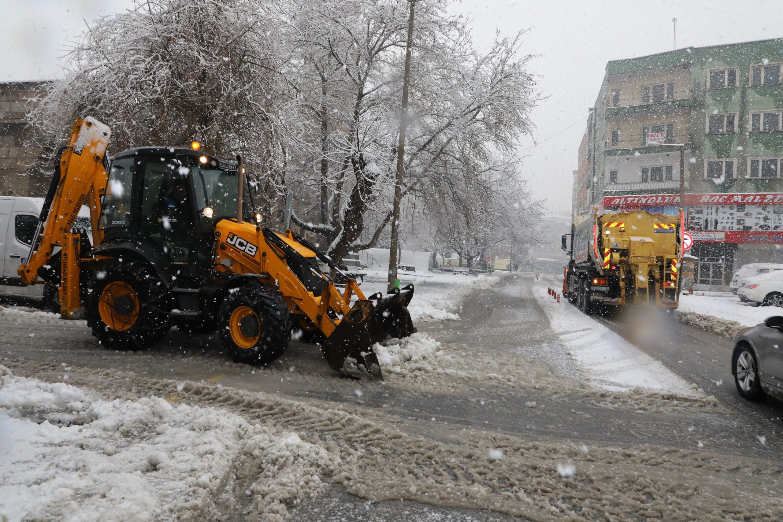 Melikgazi’de karla mücadele devam ediyor