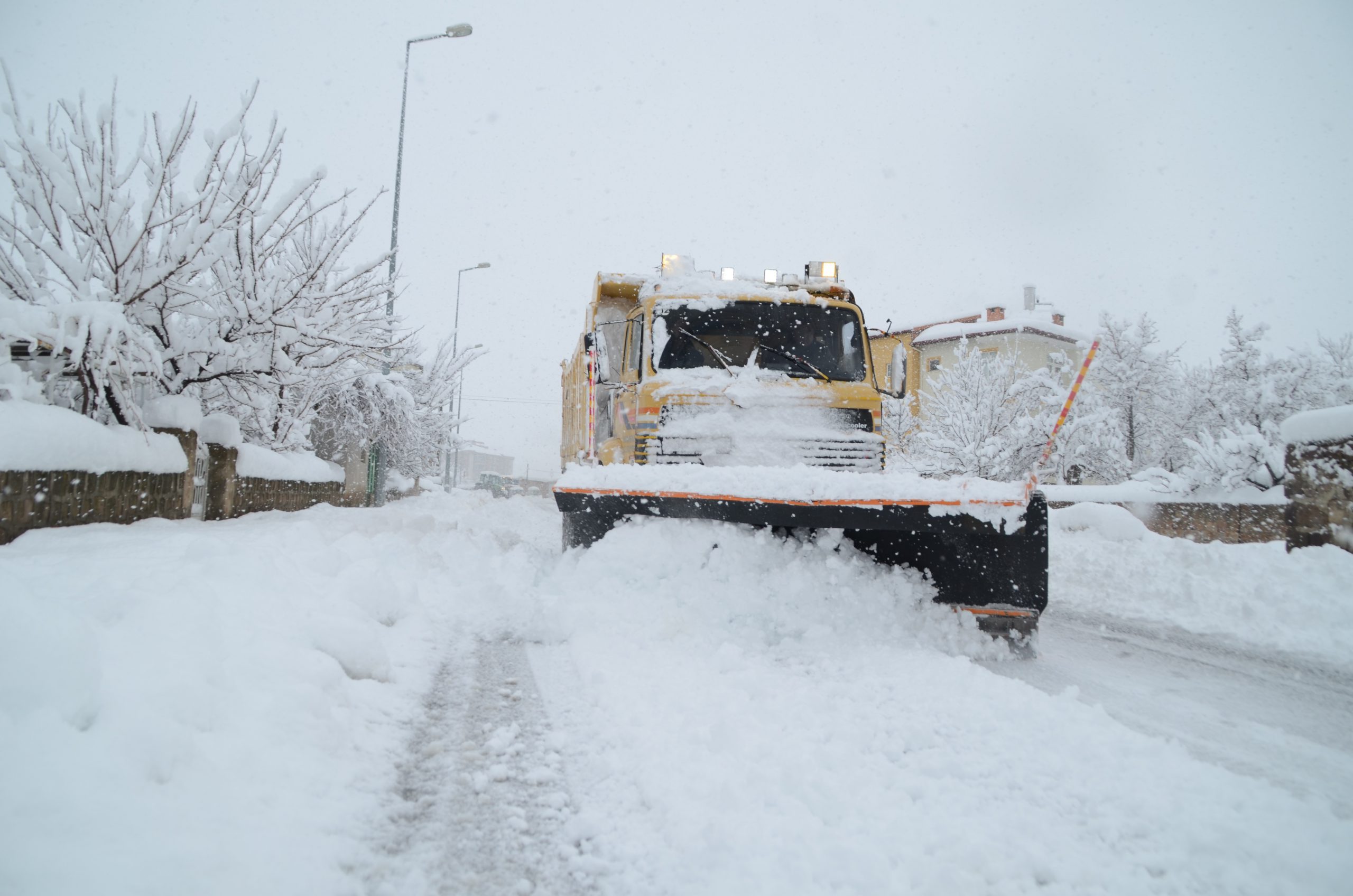 Başkan Özkan Altun, “Tüm ekiplerimizle sahadayız”