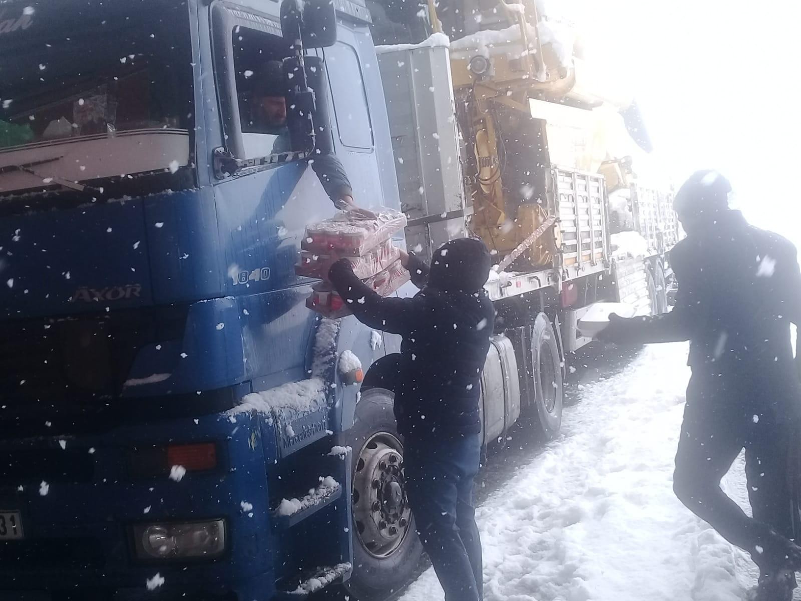 Büyükşehir, yolda kalanın yanında