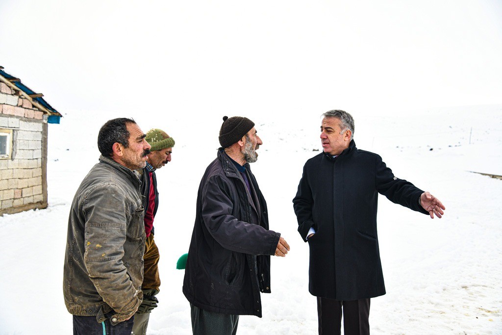 İl Tarım ve Orman Müdürü Şahin kar yağışında çöken ağıllarda incelemelerde bulundu